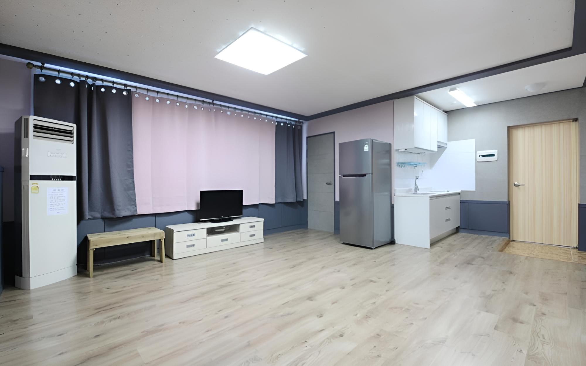 Room (Group Room B(102))