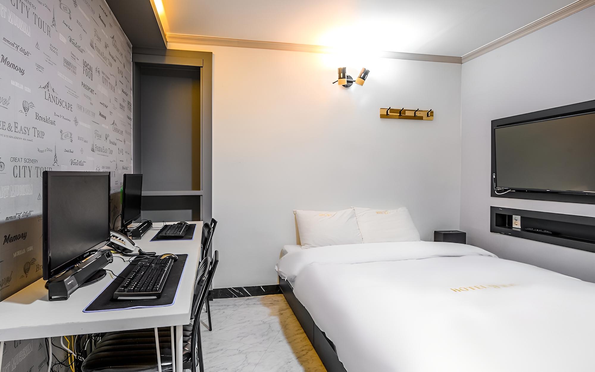 Room (VIP (double + double bed Netflix avai) - Photo 8