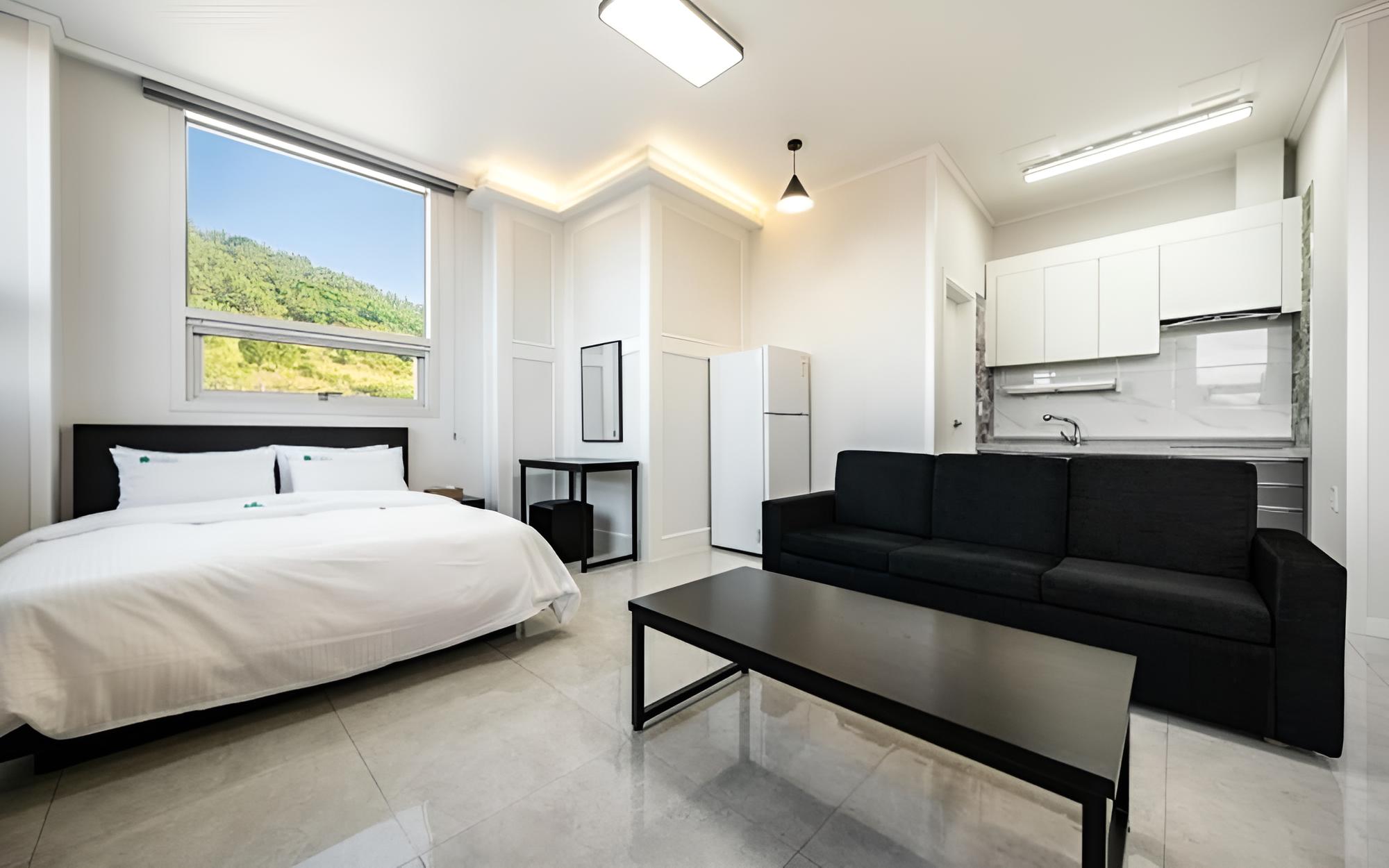 Room (Room 102) - Photo 2