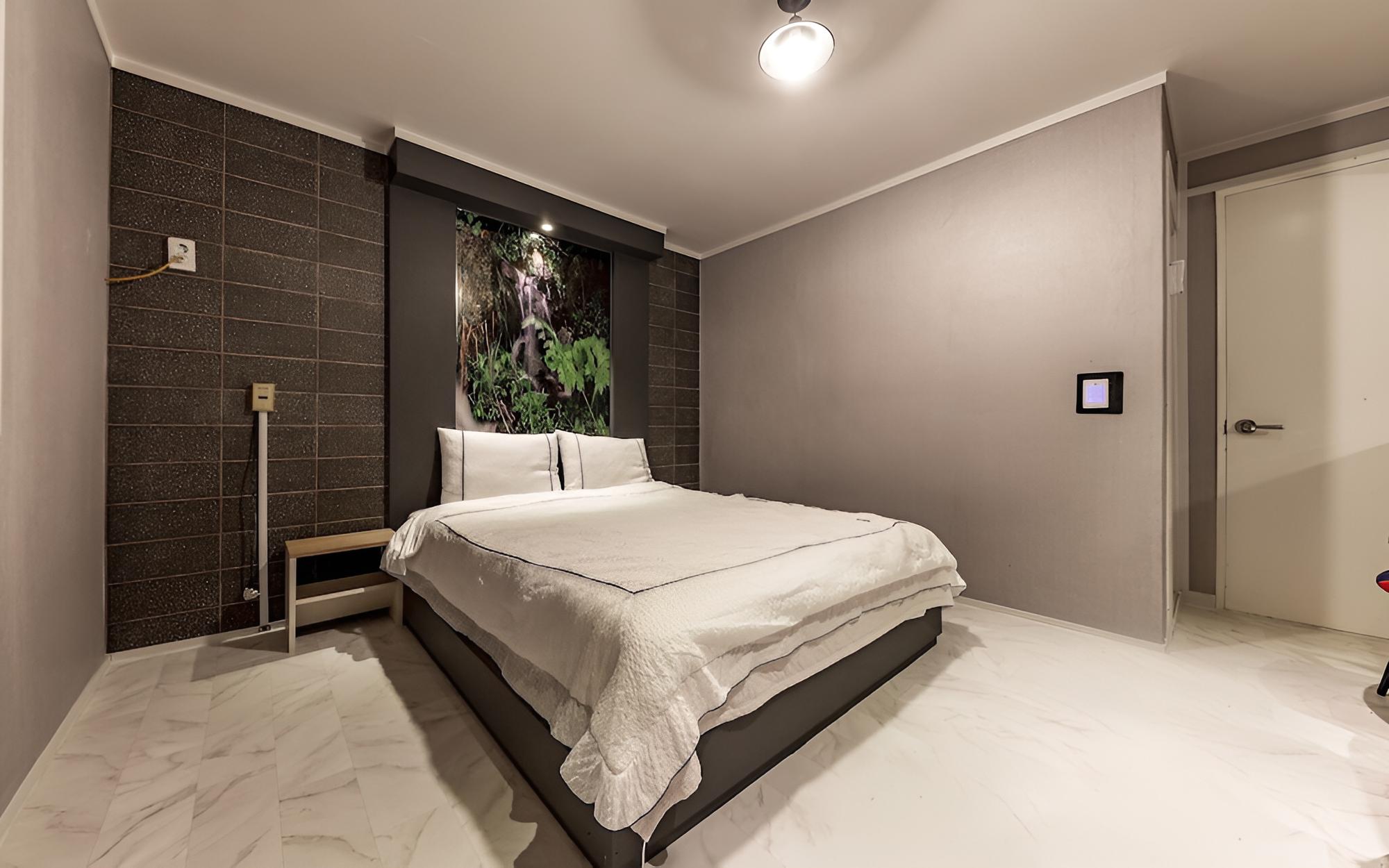 Room (24-Hour Stay (OTT)) - Photo 1
