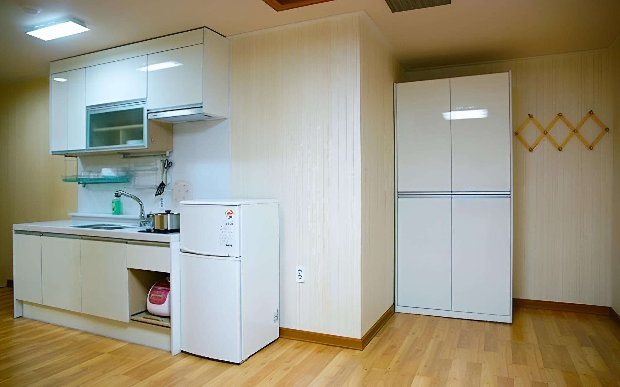 Room (46 m Two Room - Room 208) - Photo 5