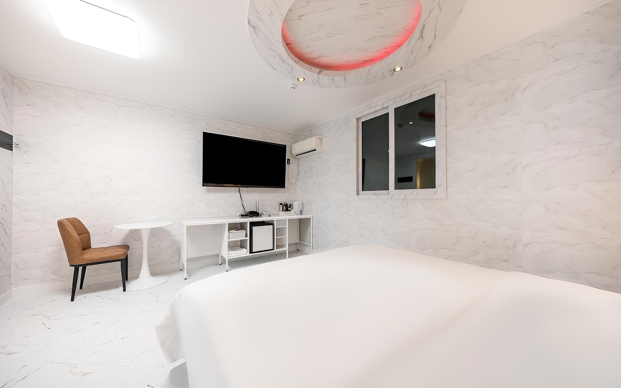 Room (Drive-inStandard KingStyler (65" TVNe)