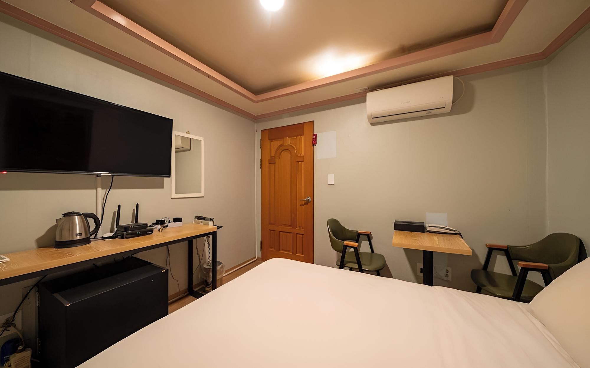Room (Standard Room (Free Netflix) (YouTube) - Photo 1
