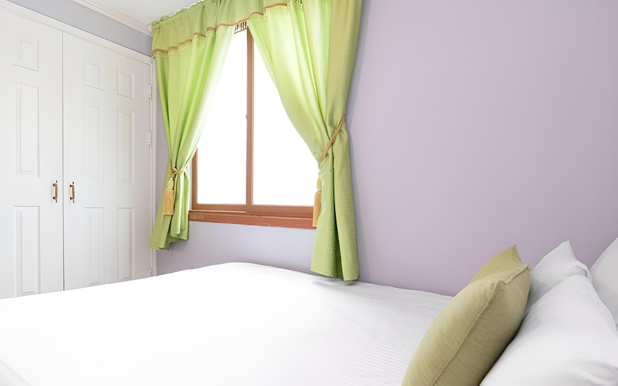 Room (Emerald)