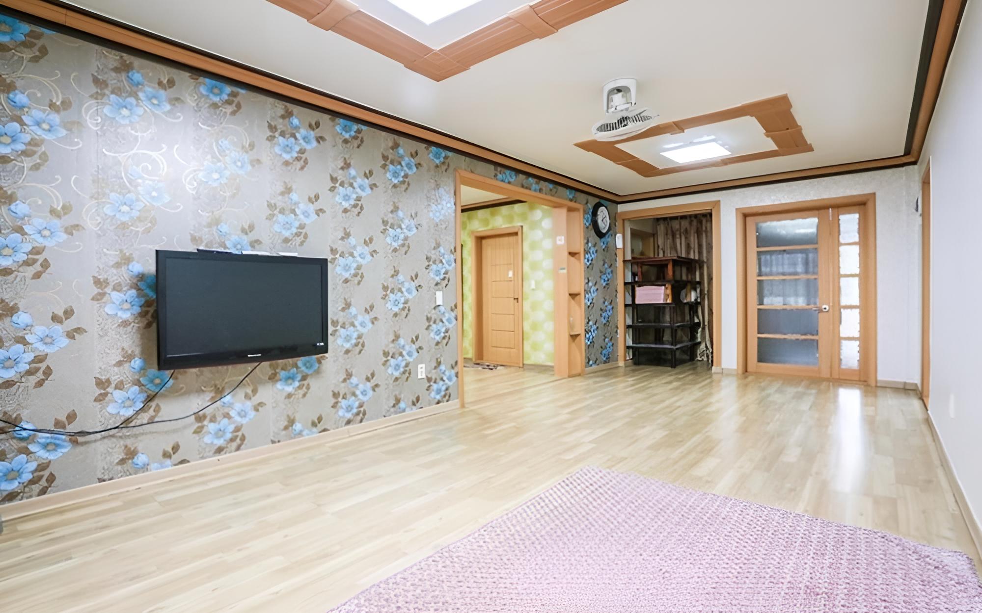 Room (Room 5)