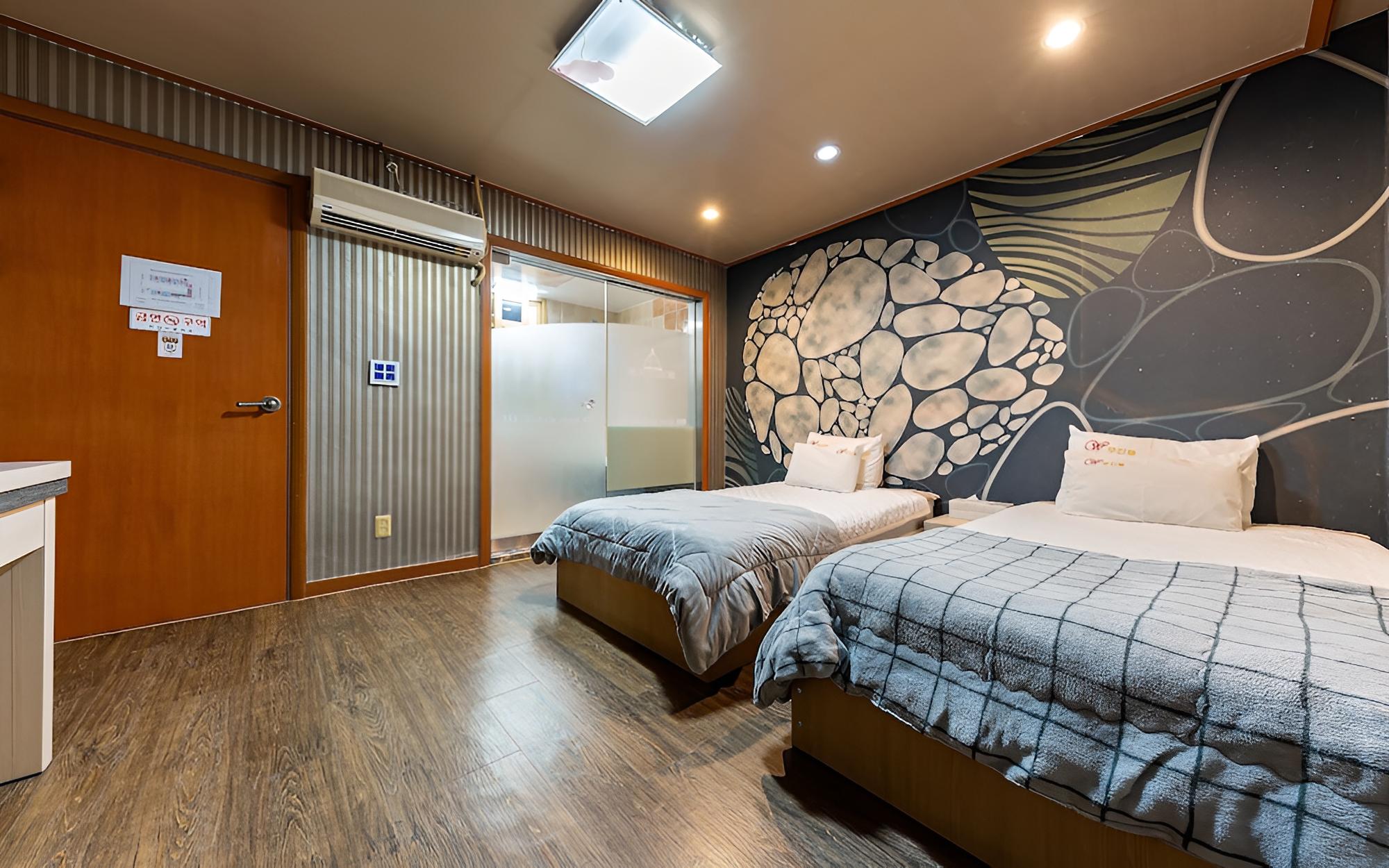Room (Budget twin room (electric car charge)