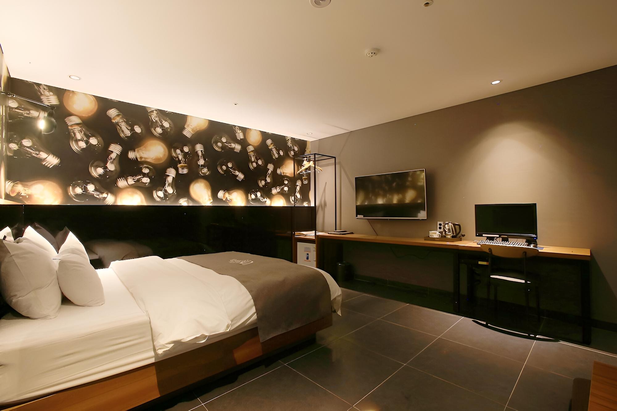 Room (Standard Room) - Photo 26