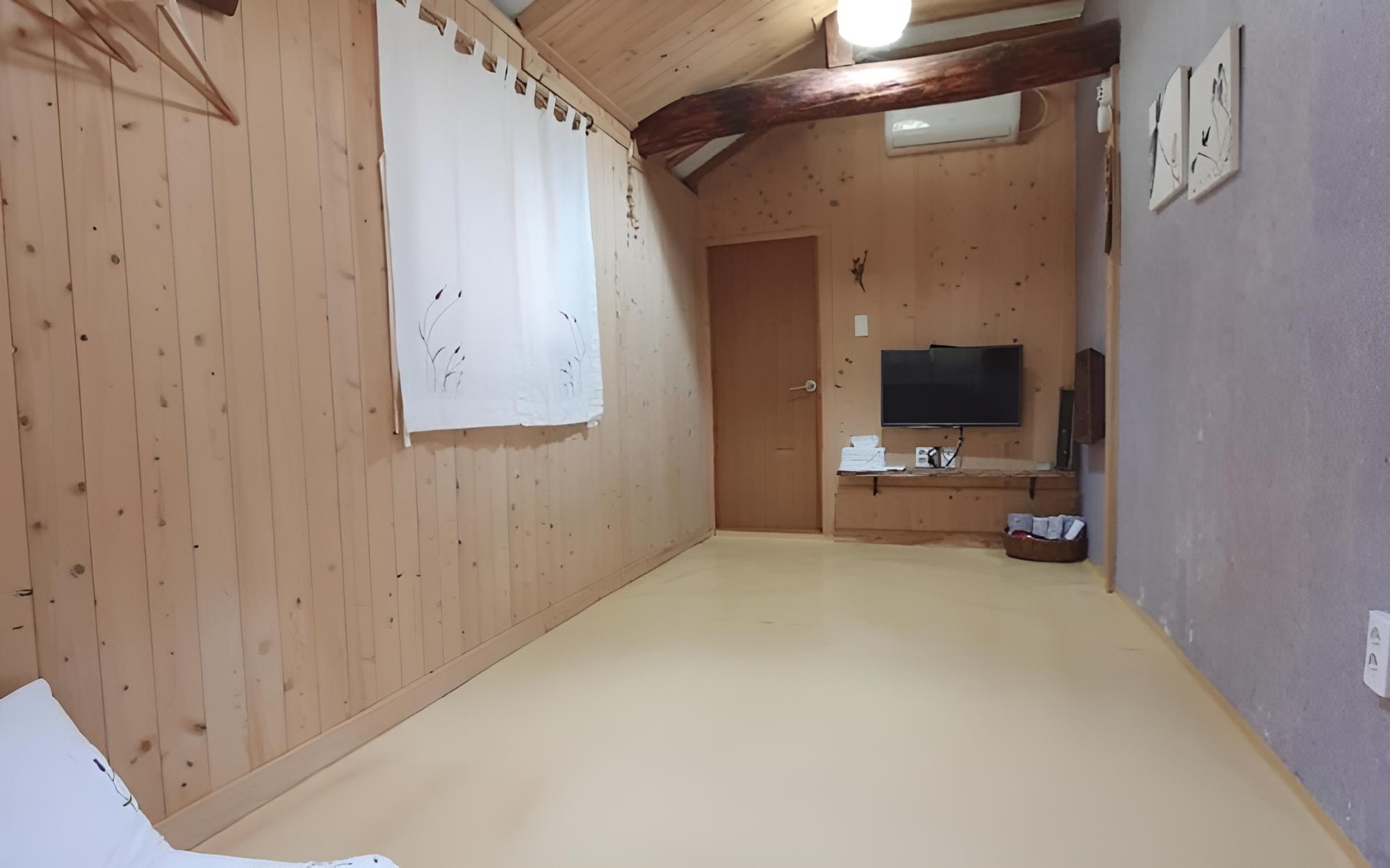 Room (Sunshine)