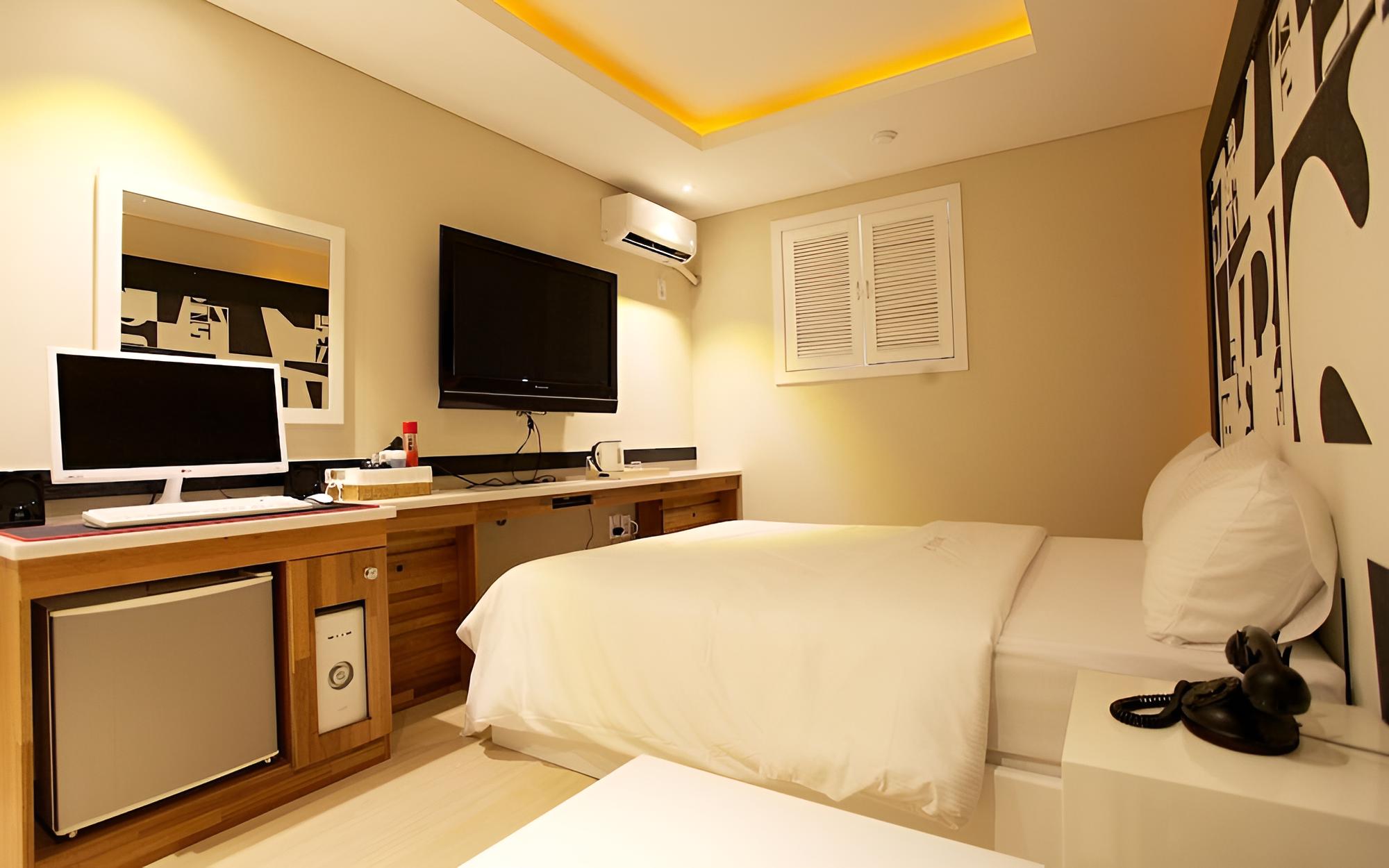 Room (Standard room (1 PC Netflix available)