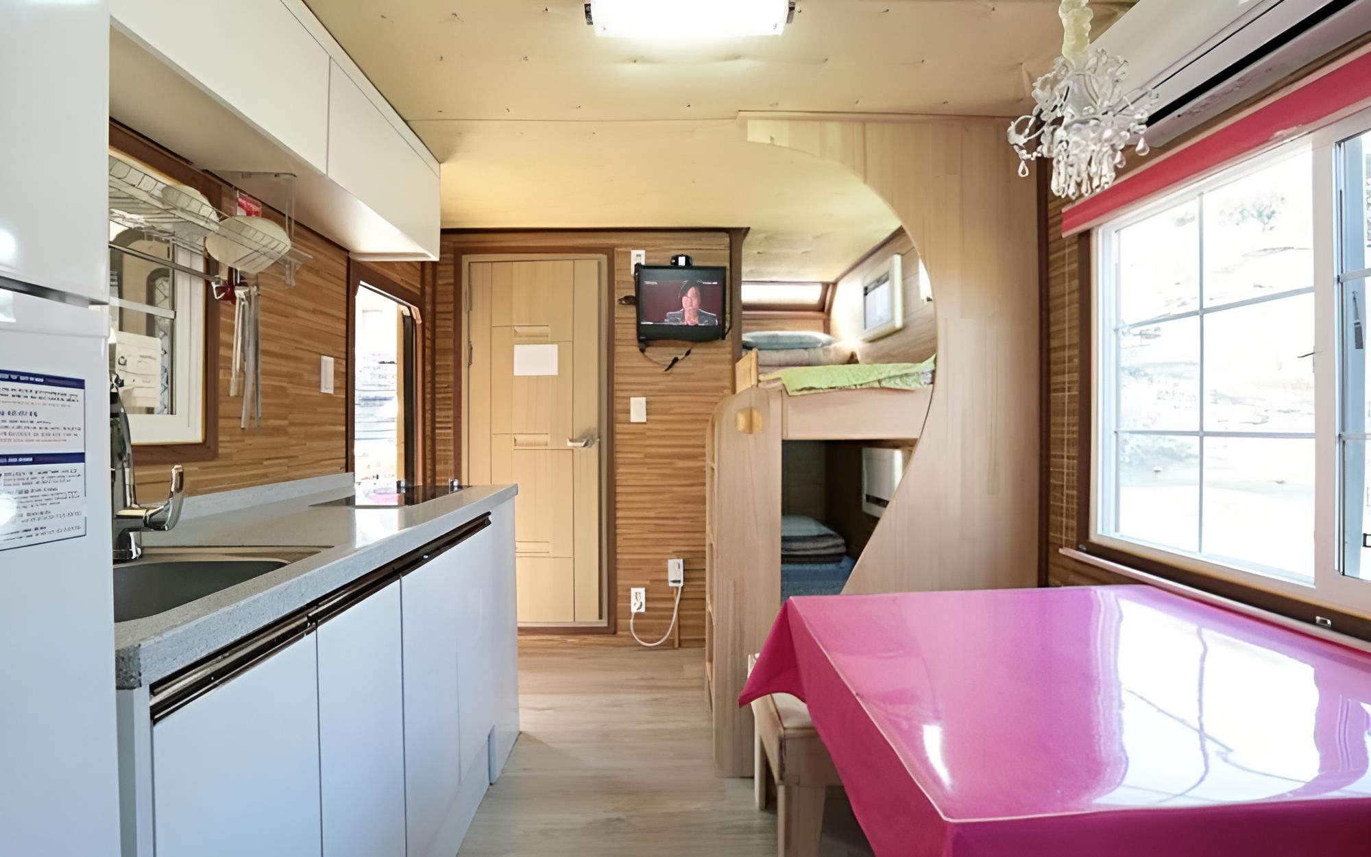 Room (Caravan No 2)