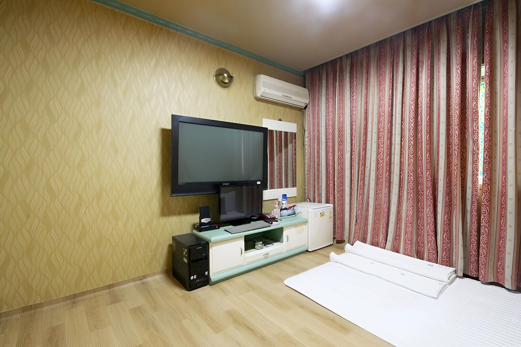 Room (Ondol Room)