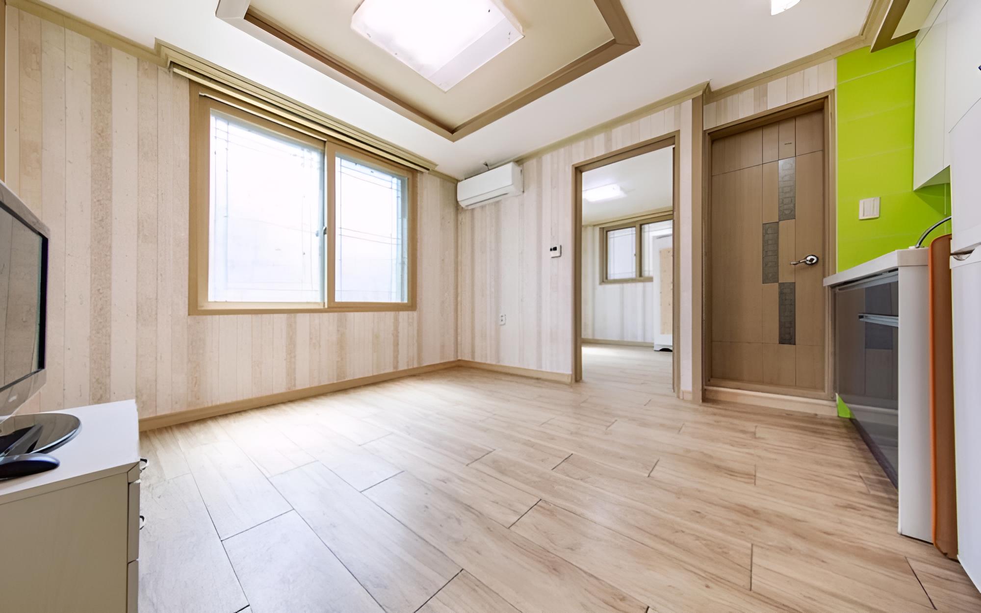 Room (Room 202 (Separate Bedroom))