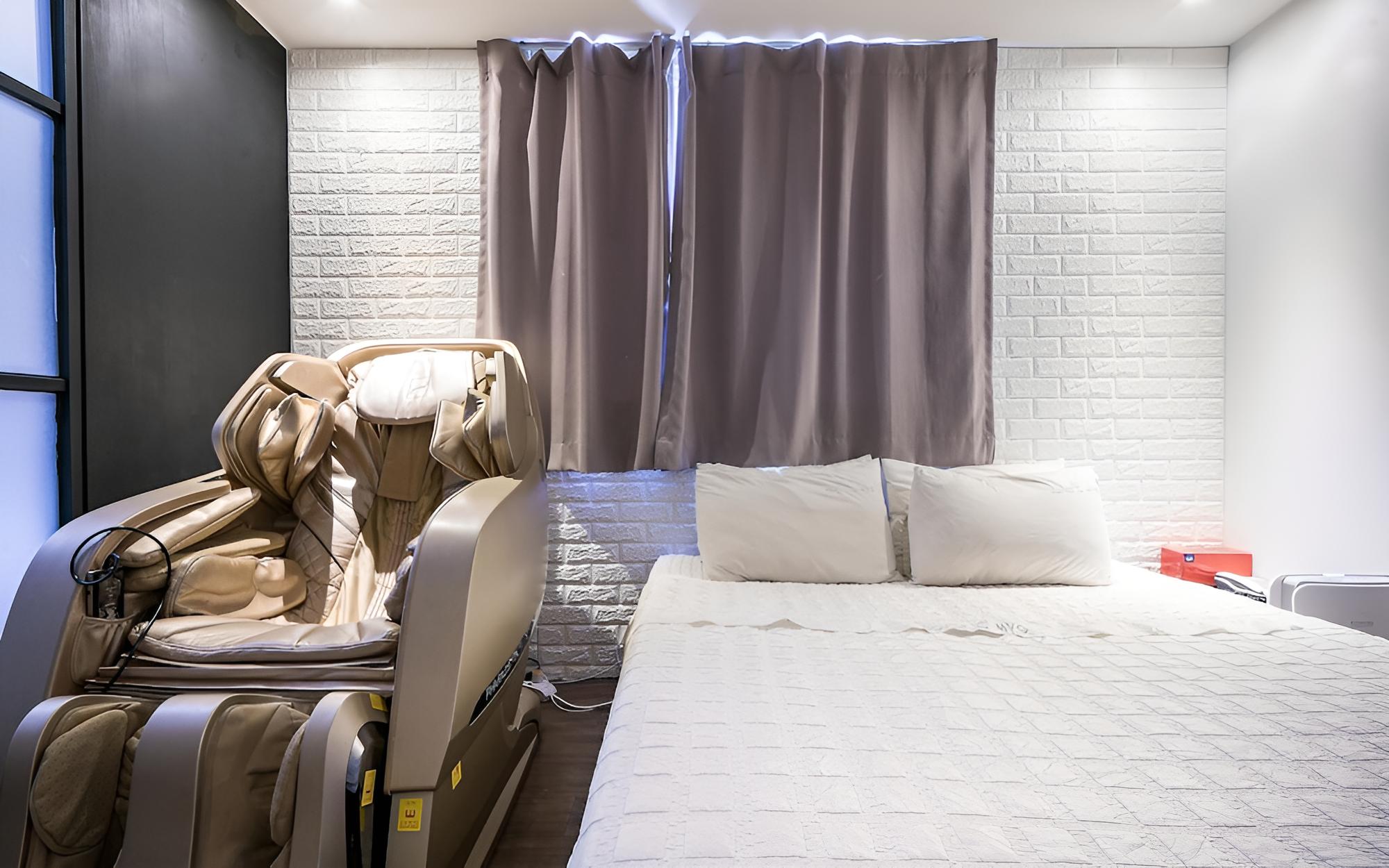 Room (Massage chair room (breakfast provide)