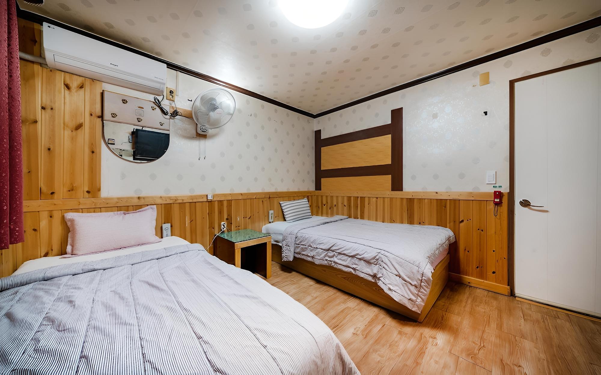 Room (Twin A) - Photo 2