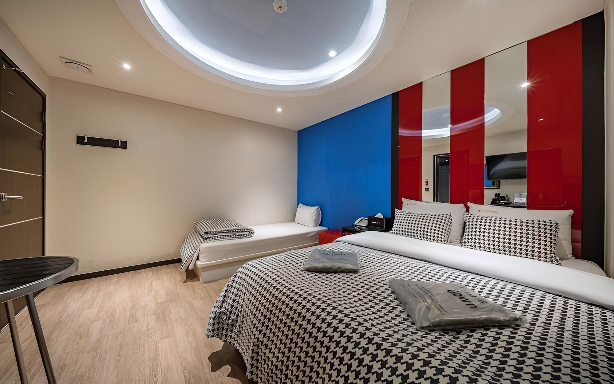 Room (Twin Room (Double+Single Netflix))
