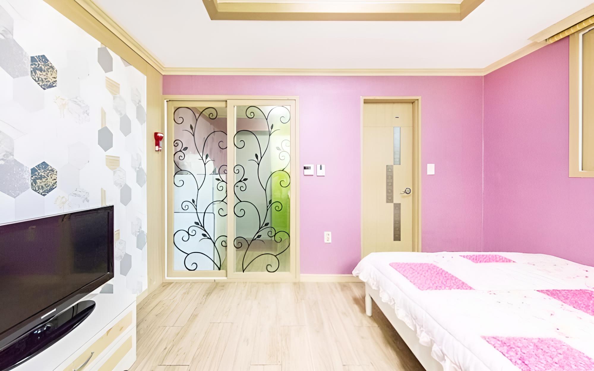 Room (Room 103 (Bedroom))