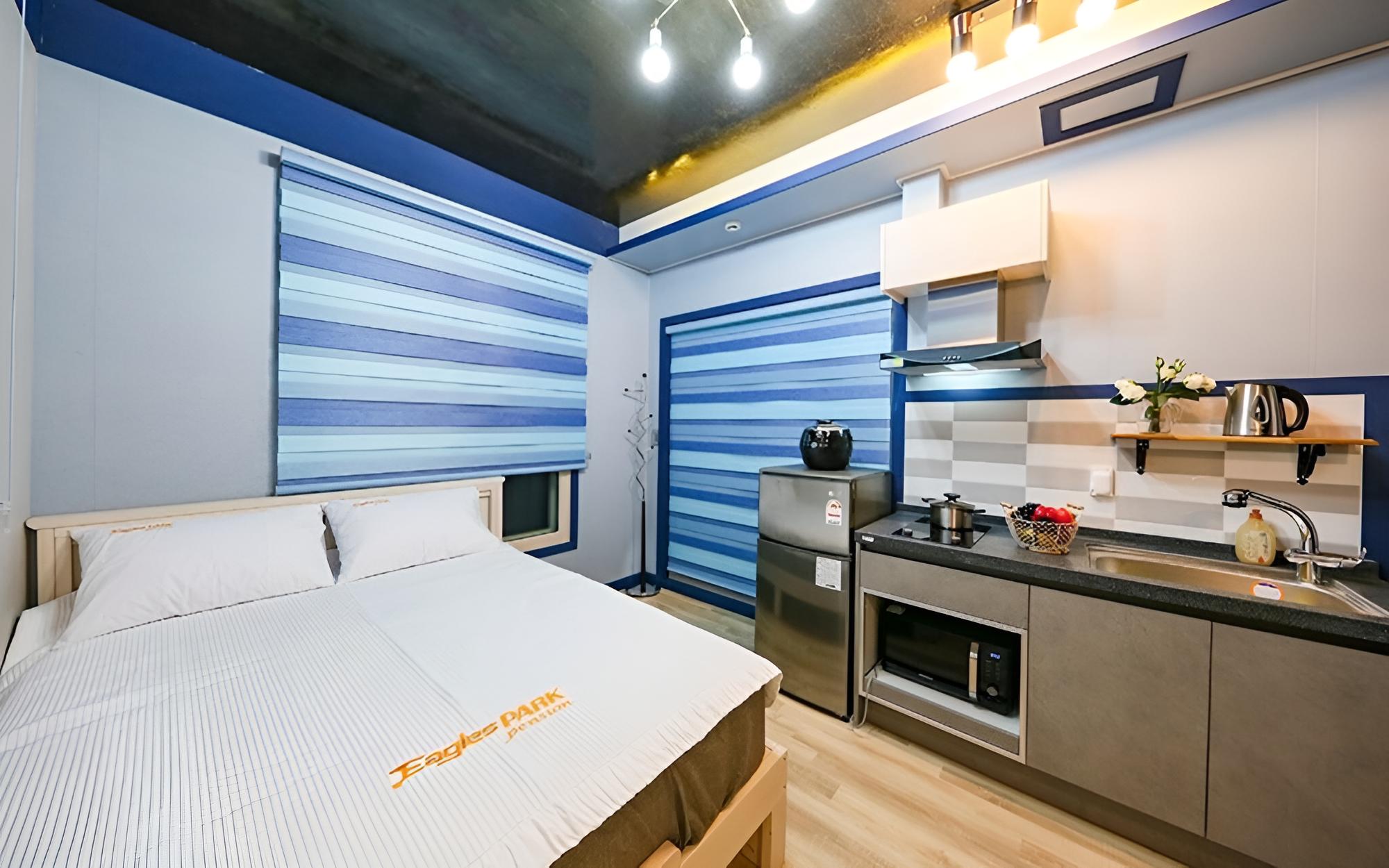 Room (Room 204)
