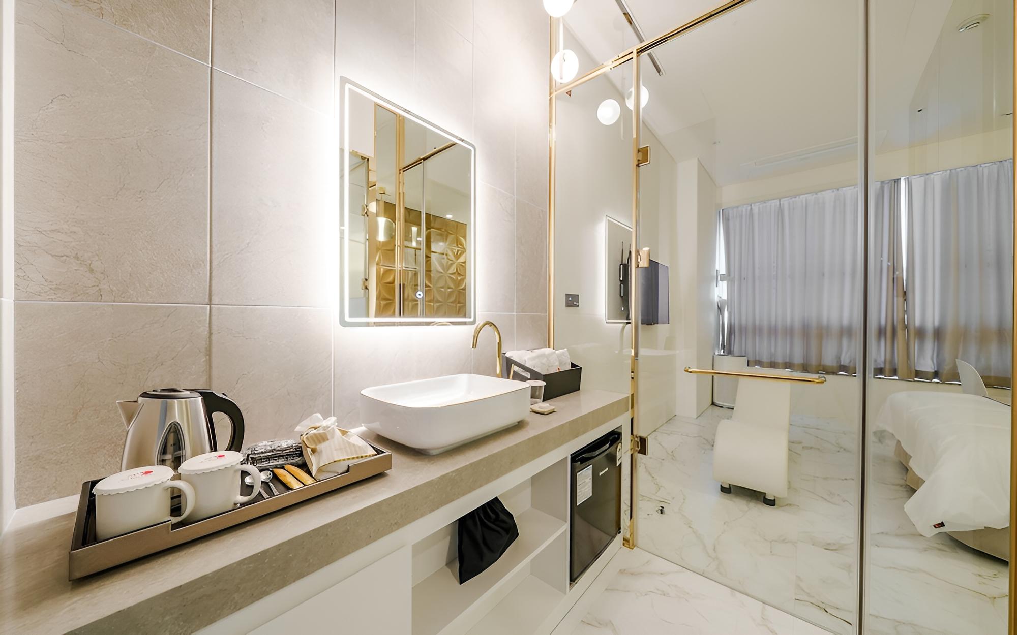 Room (White gold view)