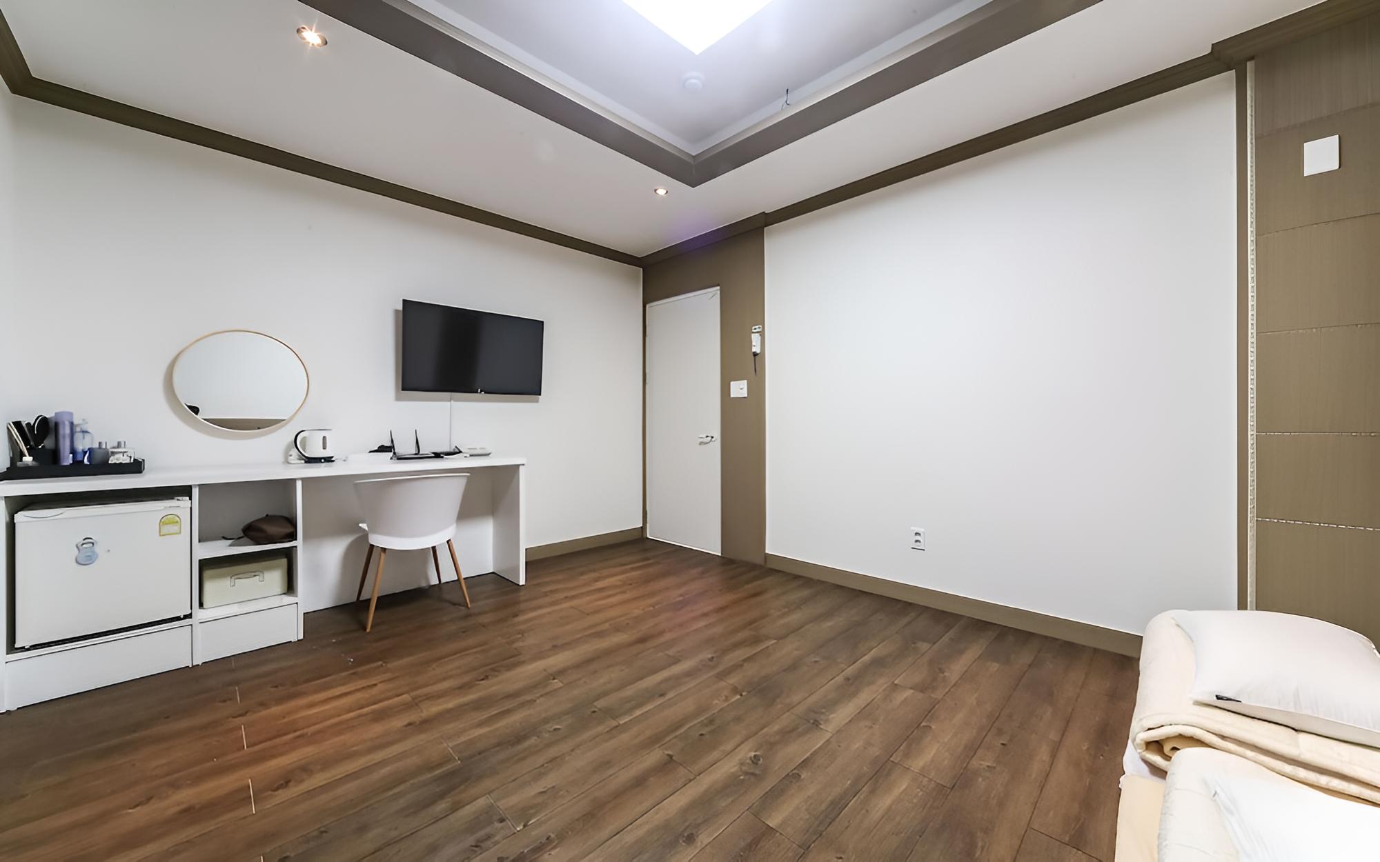 Room (Ondol Room (Road View))