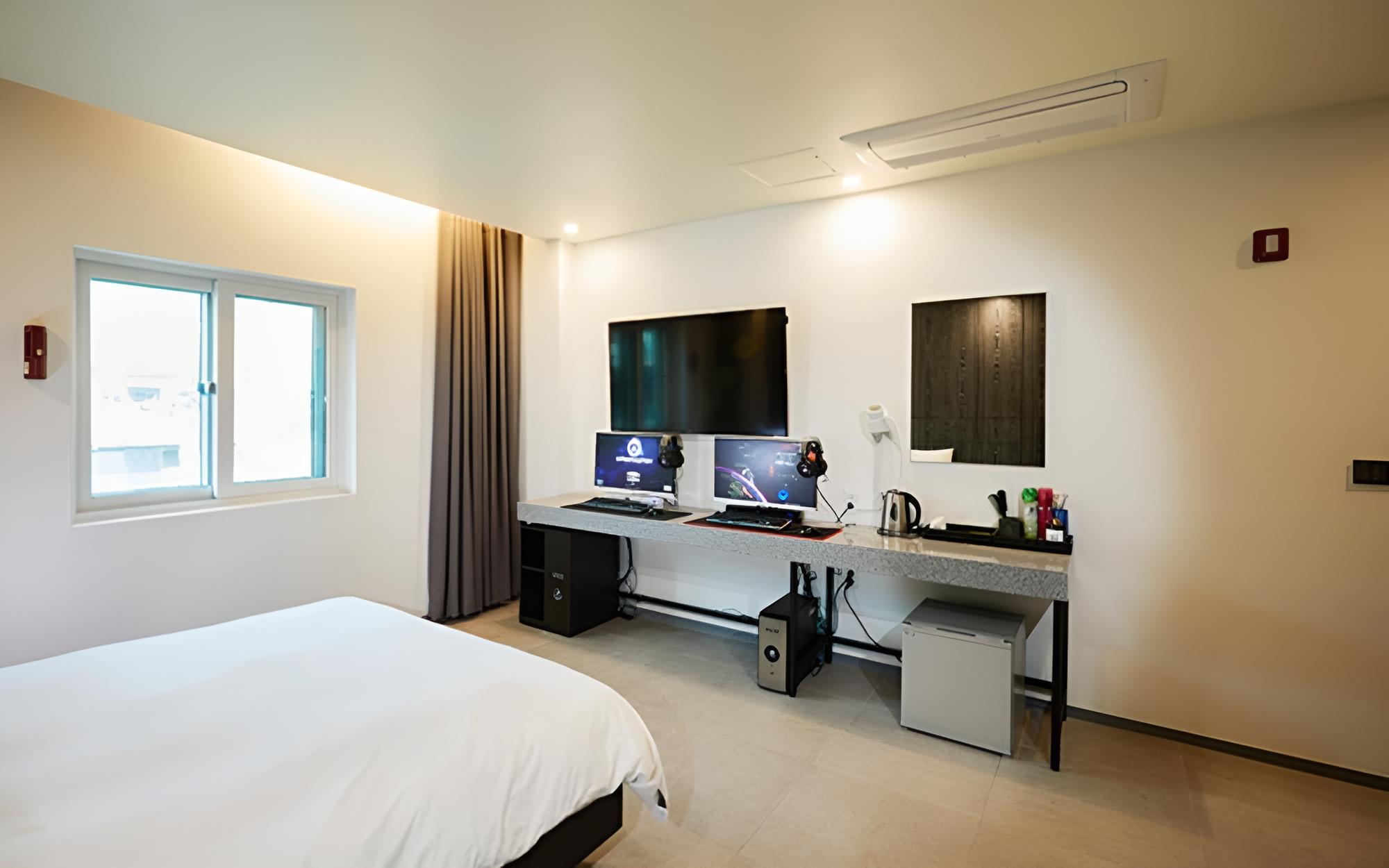 Room (Couple PC Room)