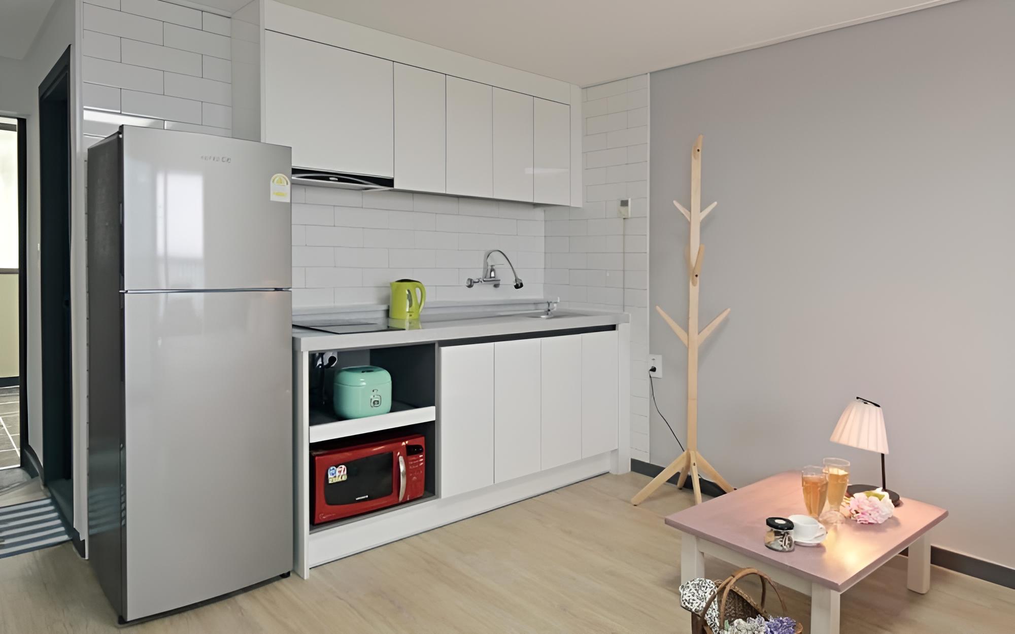 Room (3-C) - Photo 6