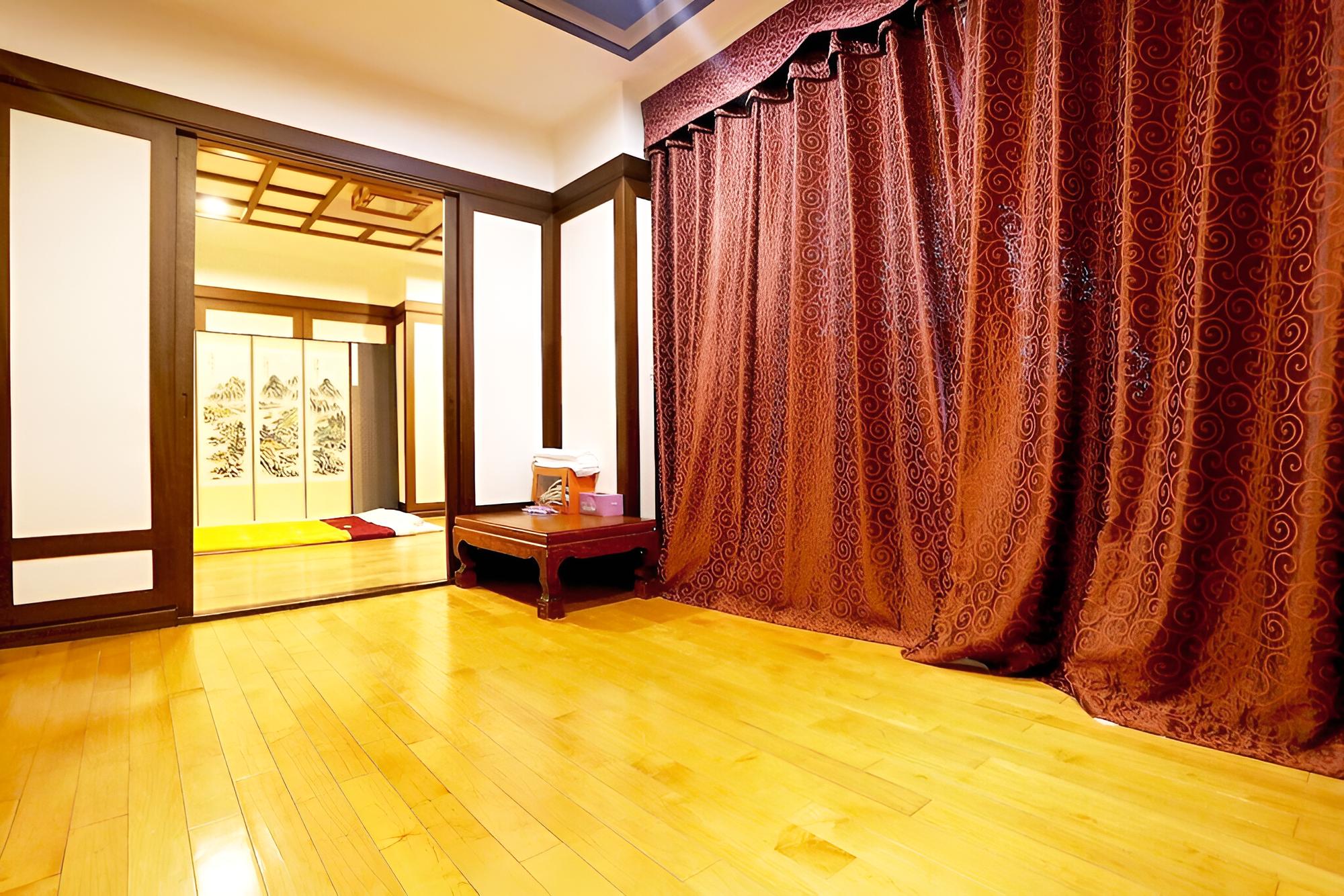 Room (Family & Group Room (9 People))