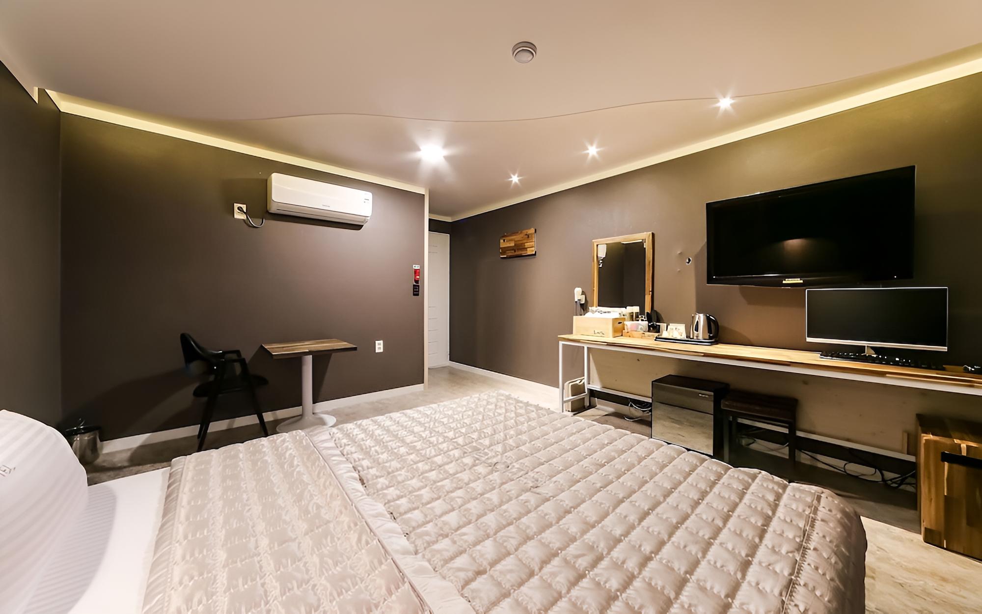 Room (Standard B (high quality bedding/new )
