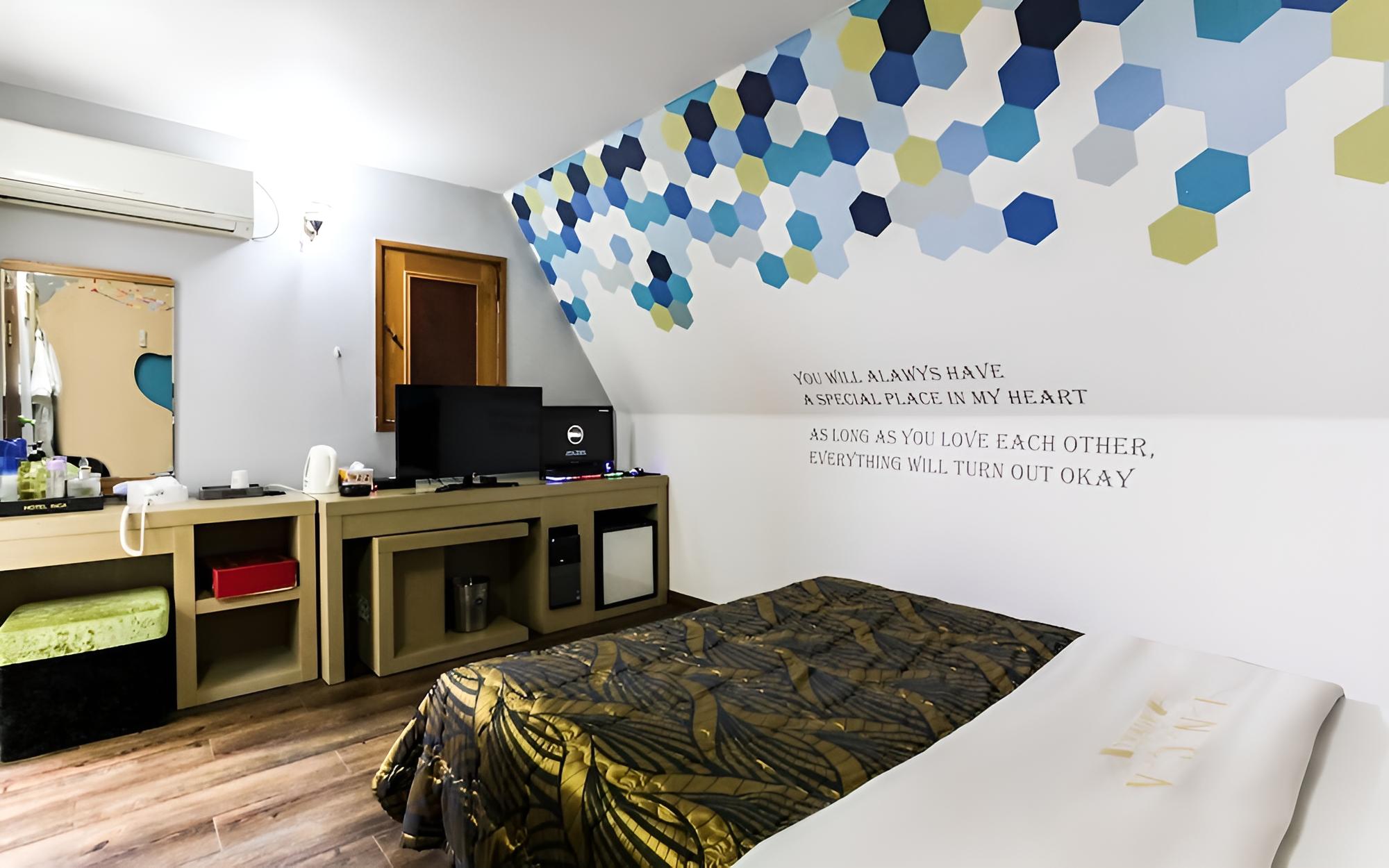 Room (Attic (No Parking Non-Smoking OTT))