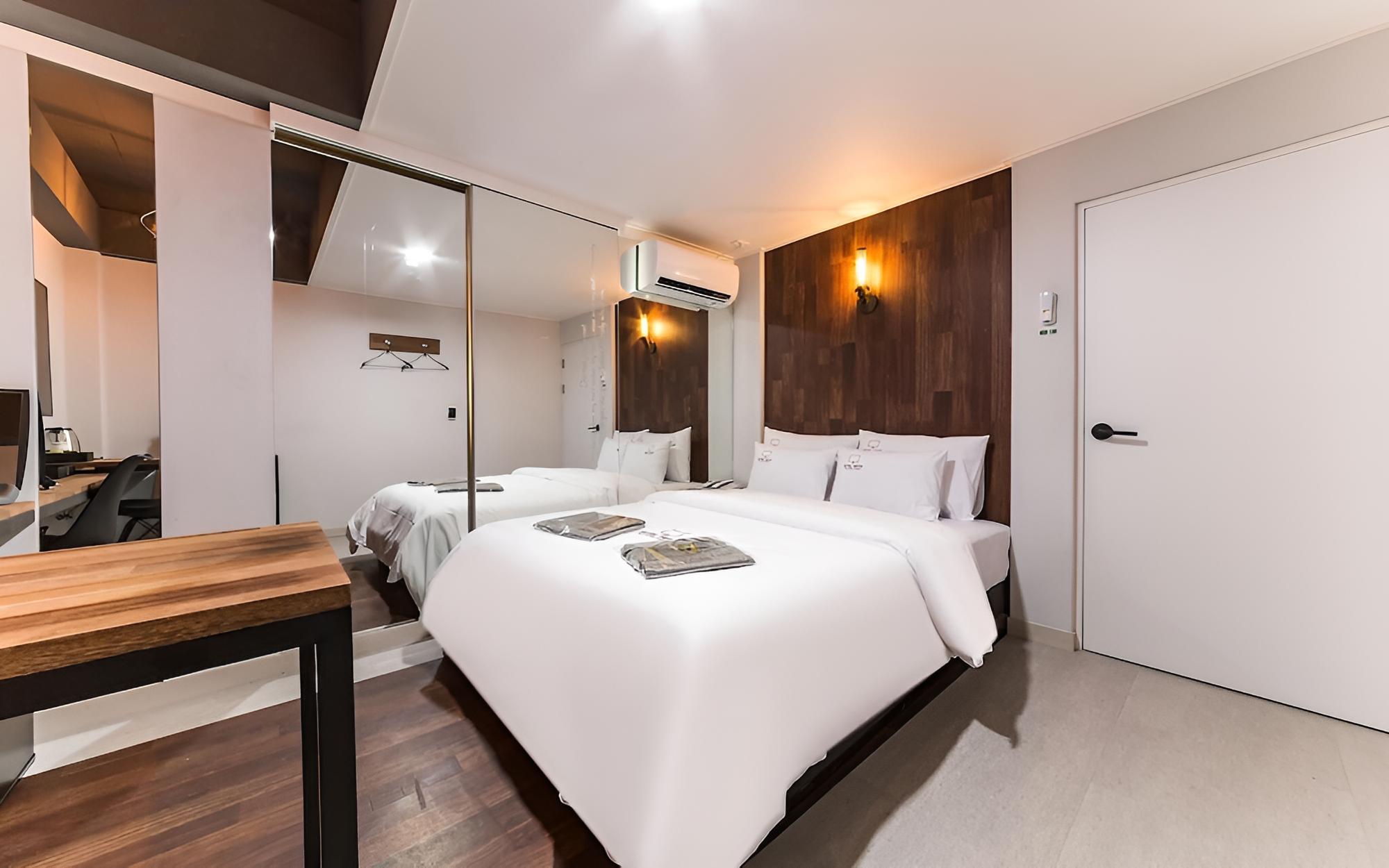 Room (BEST room (no parking lot Netflix ava)