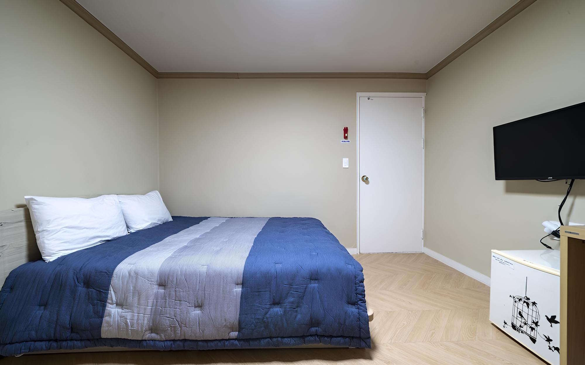 Room (Standard bed/absolutely non-smoking () - Photo 7
