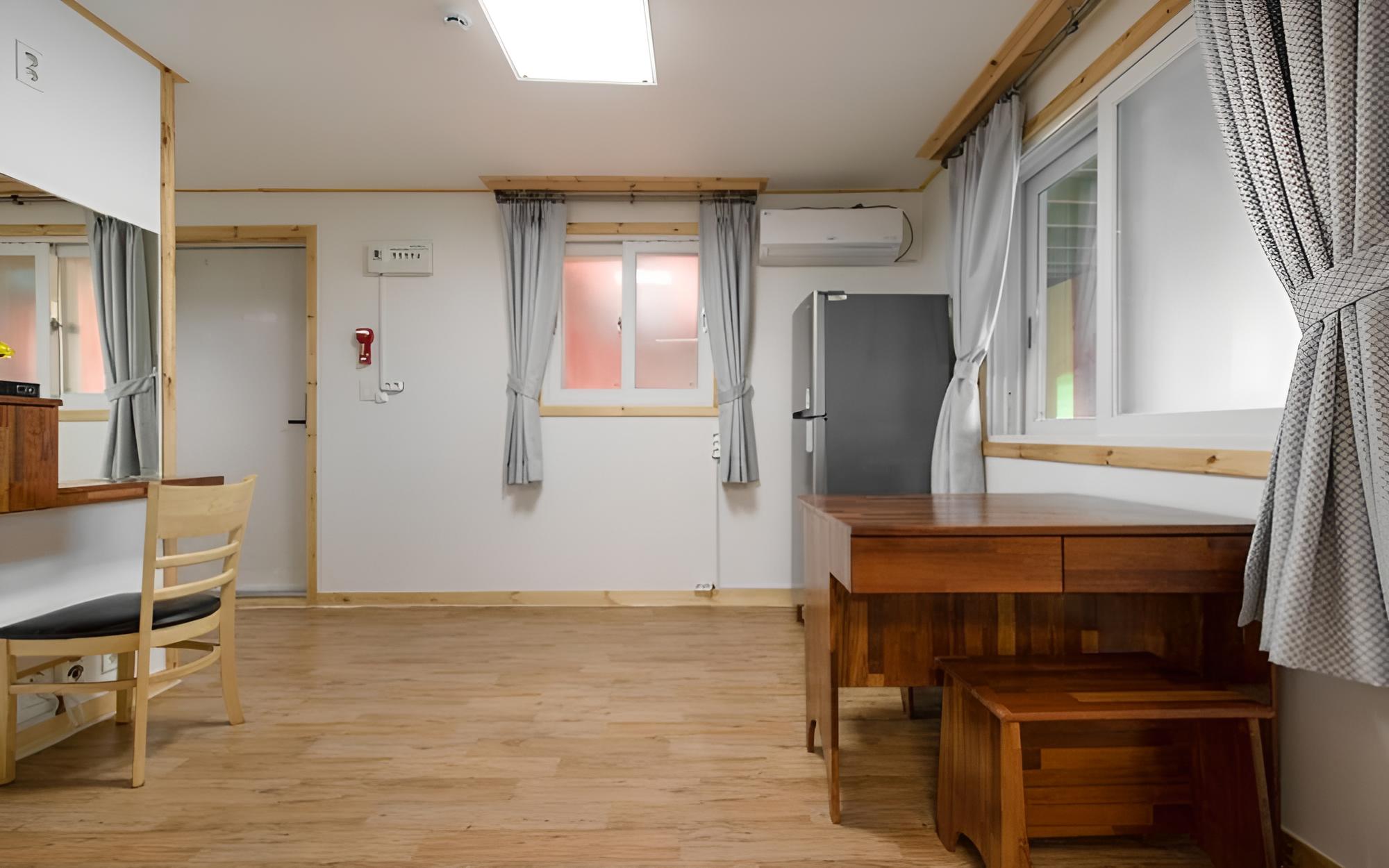 Room (Room 202) - Photo 3