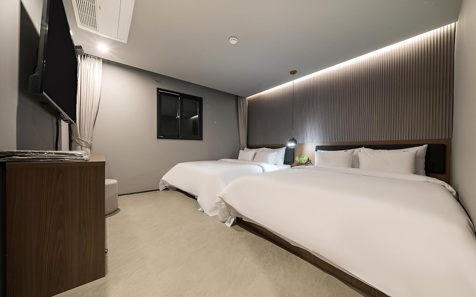 Room (Suite - Party room Non-smoking (Two b)