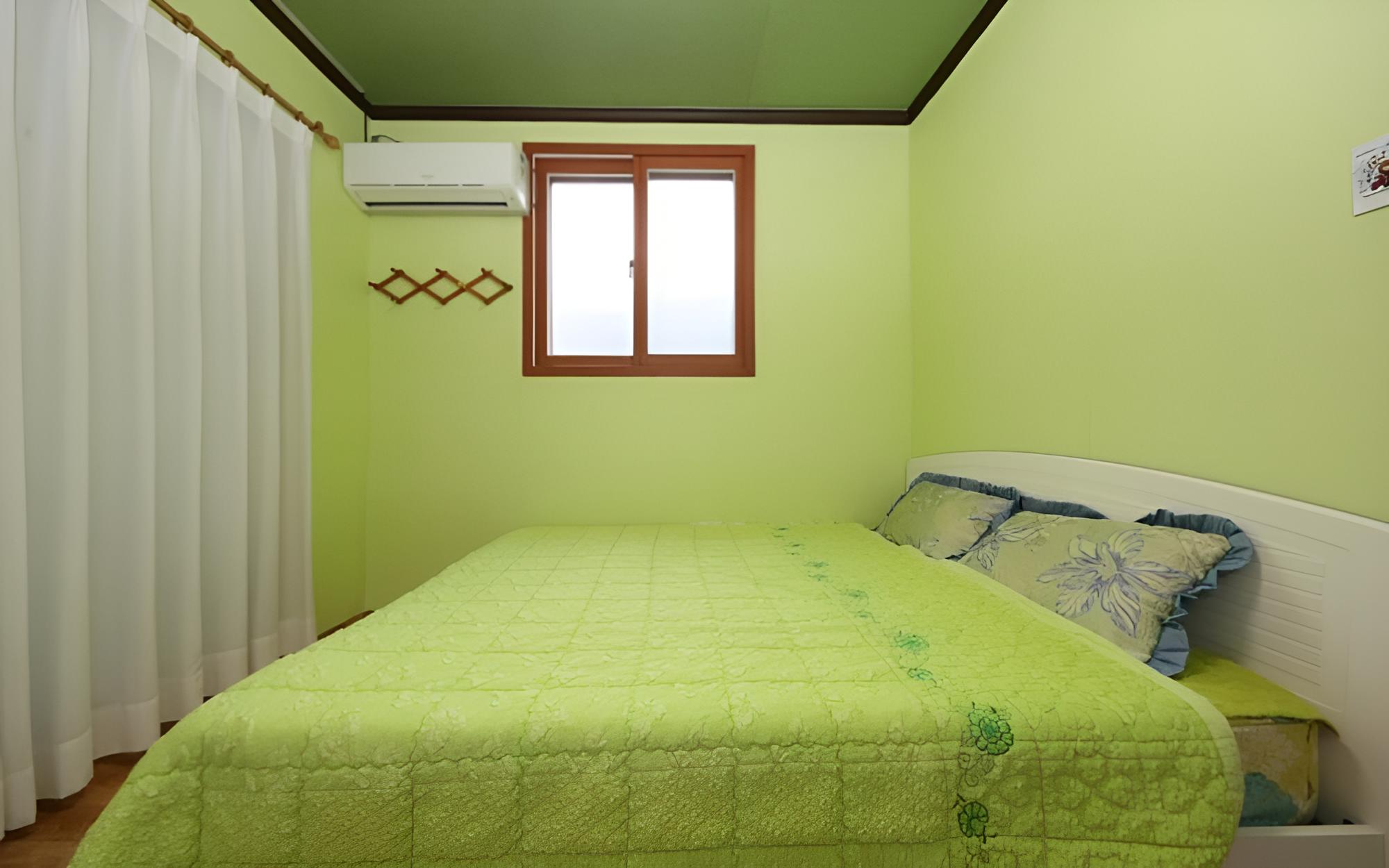 Room (Room 201)