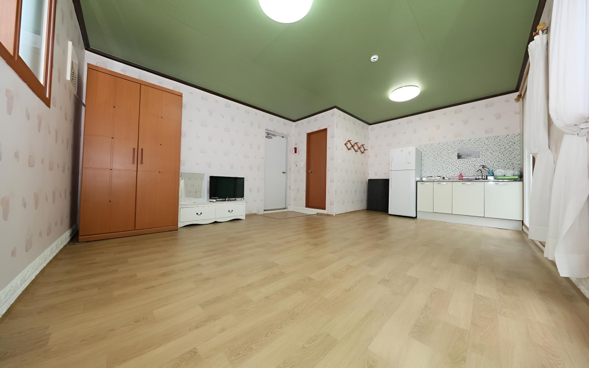 Room (Room 105)