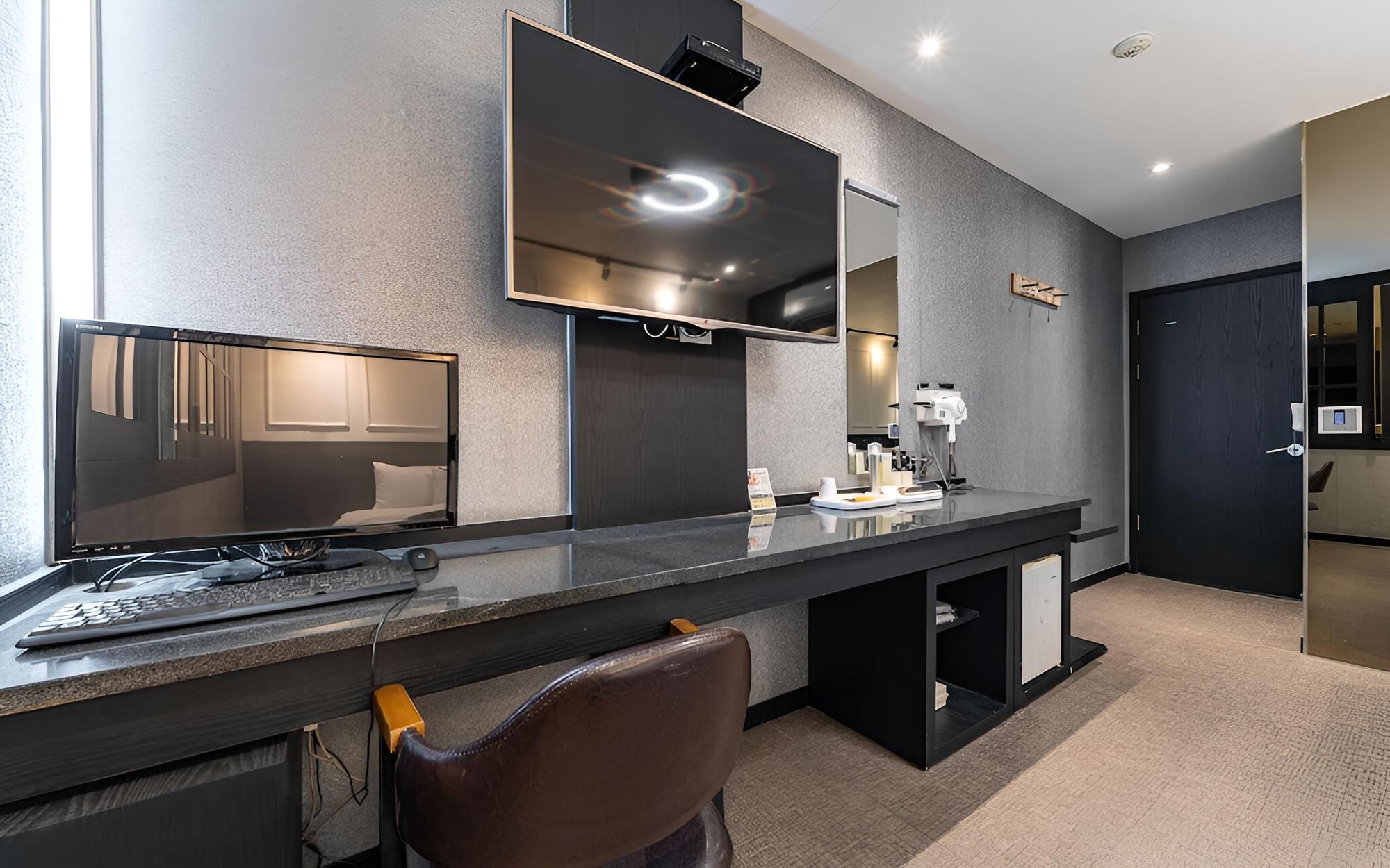 Room (Business (netflix viewing / twin beds)