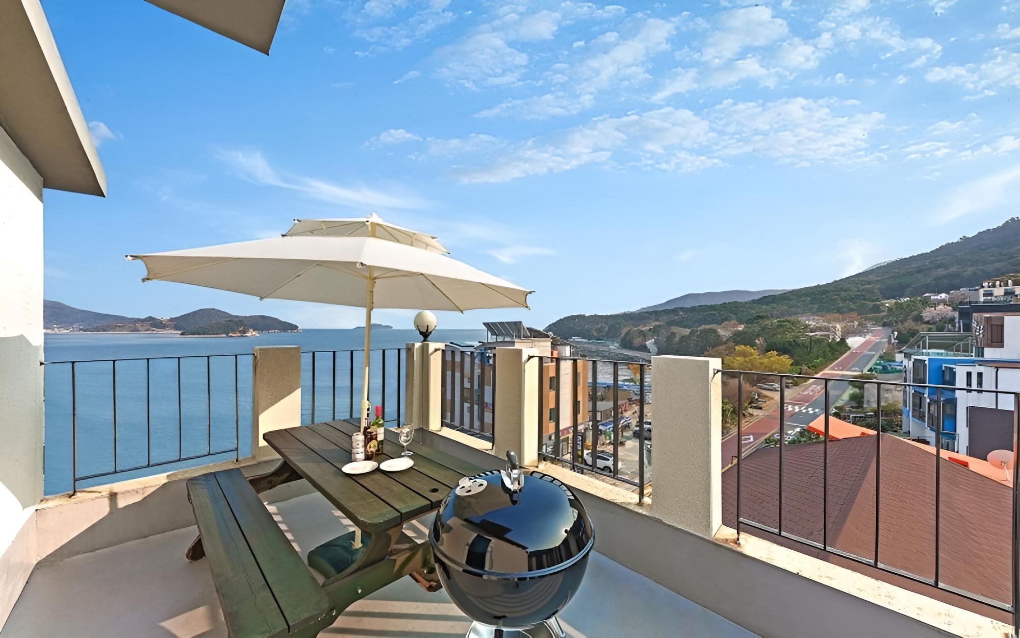 Room (301 (Family Room Ocean View)) - Photo 3
