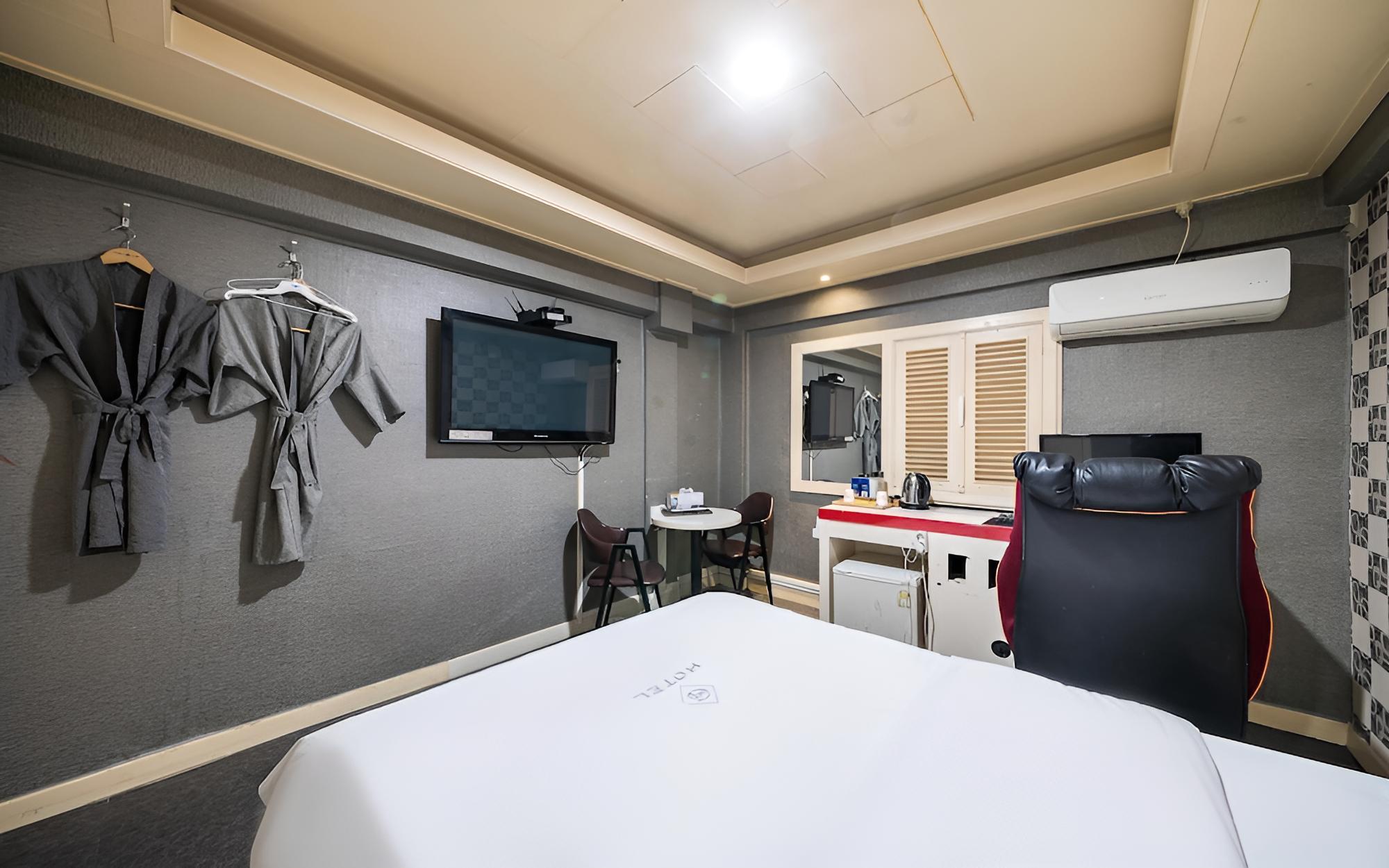 Room (Semi-private room C (24 hours no hard)