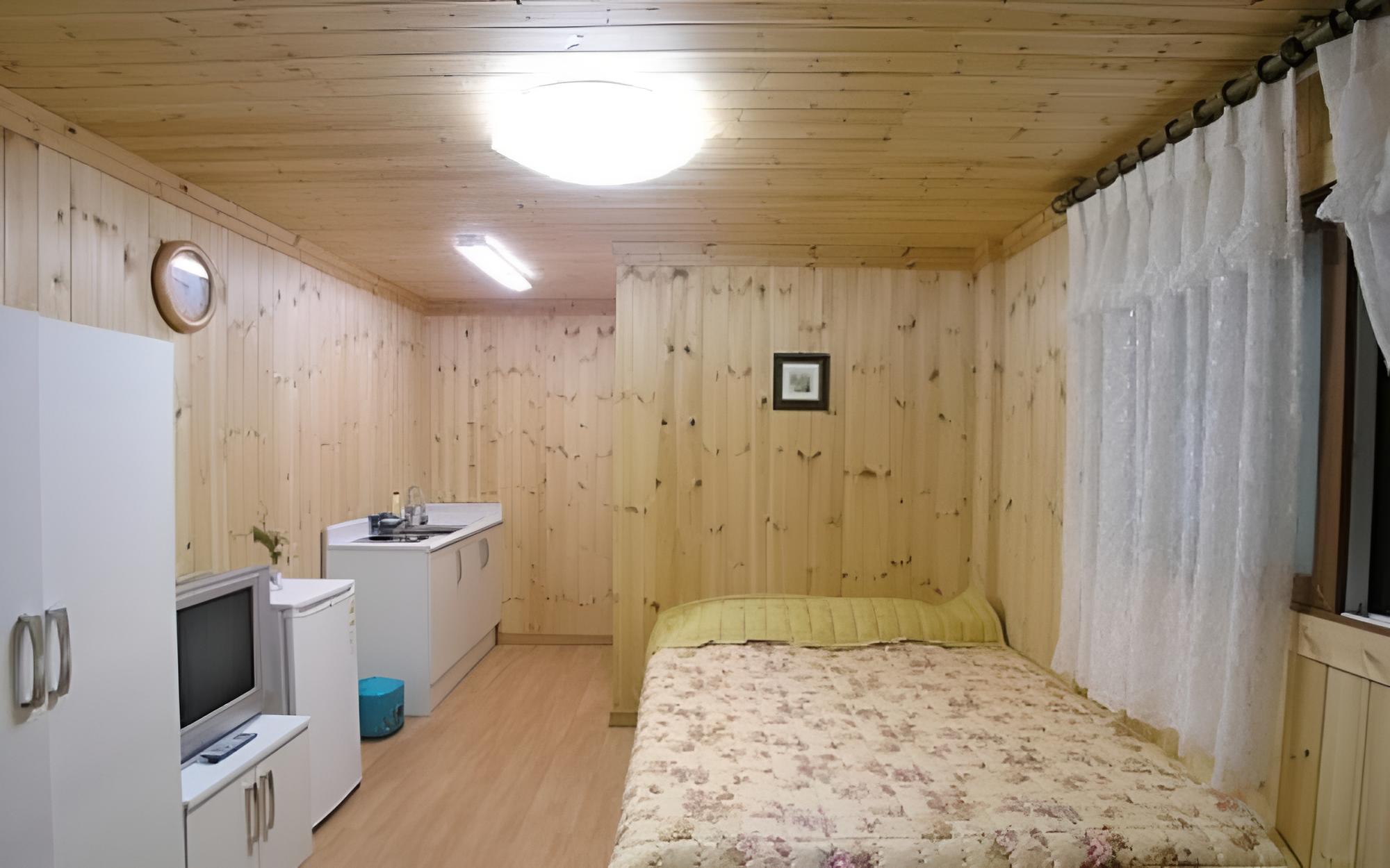 Room (105A)