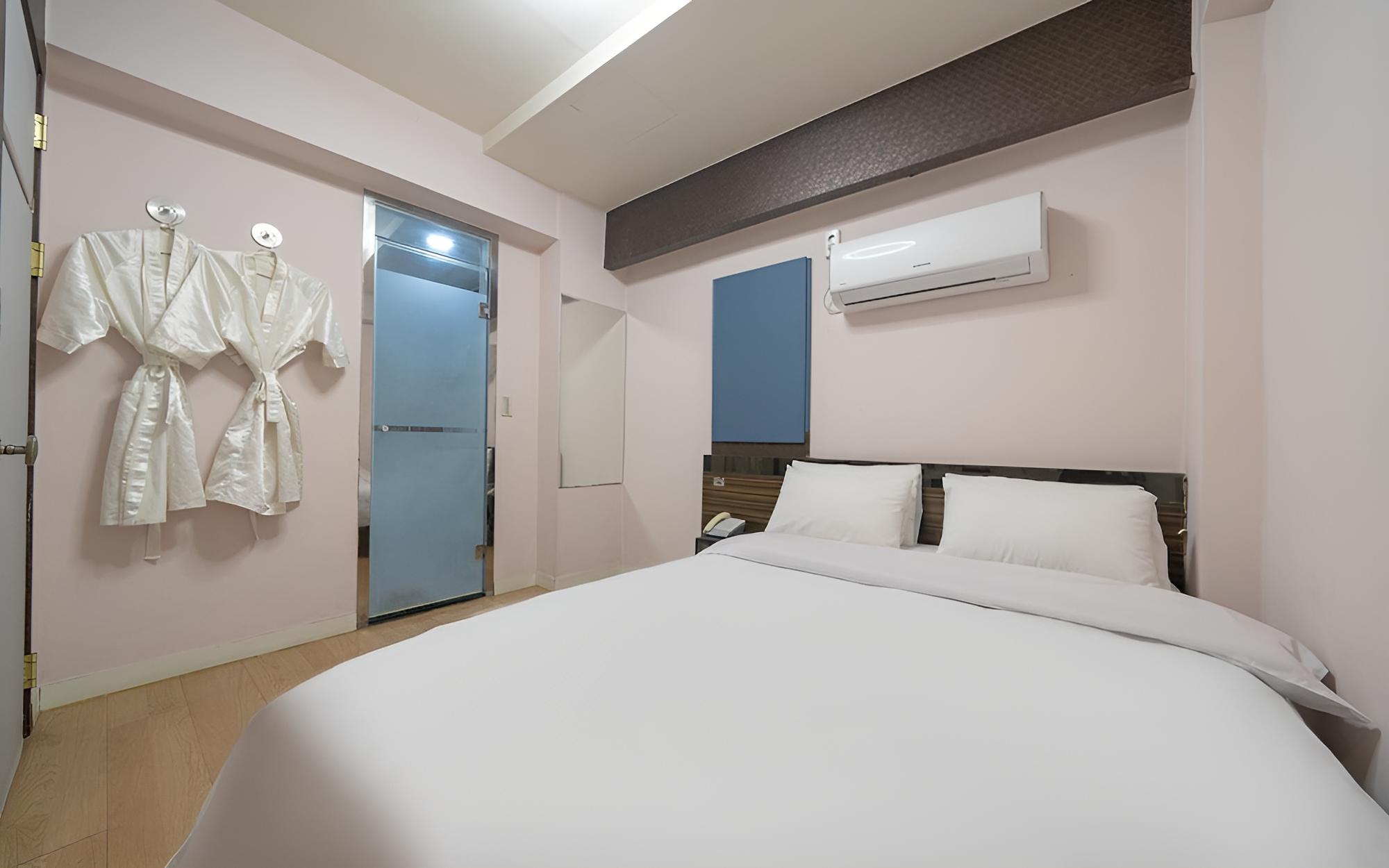 Room (Deluxe (in front of Exit 1 of Hoegi S)