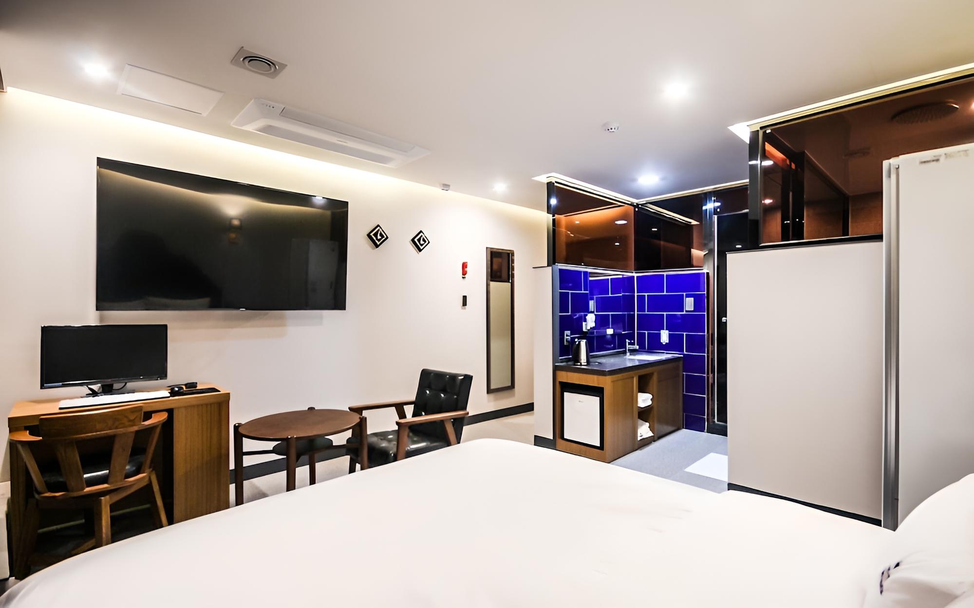 Room (Standard Room) - Photo 11