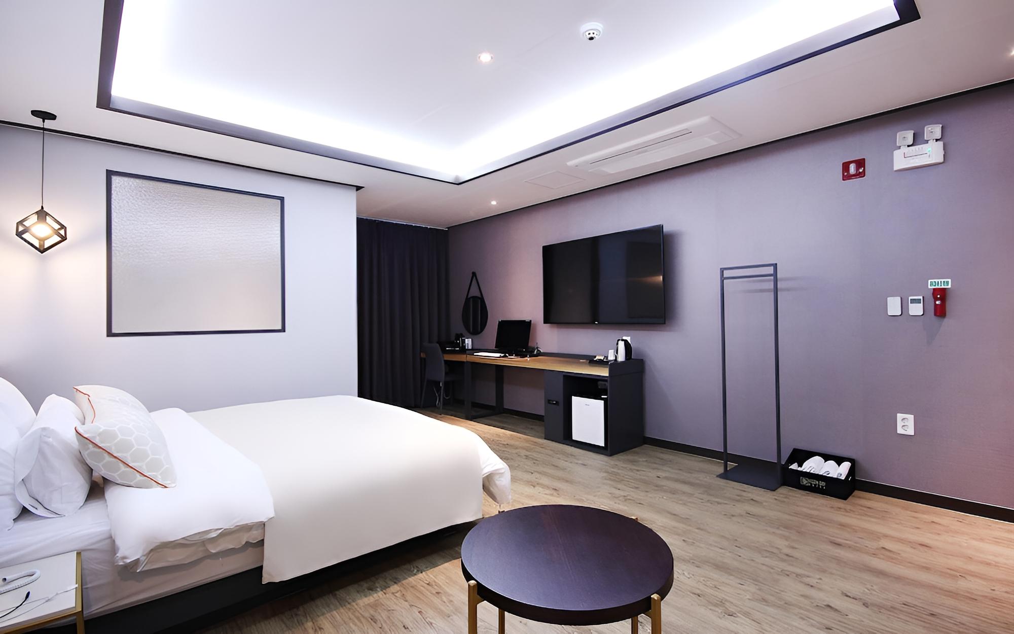 Room (Late Check-In Event - Semi-suite (No )