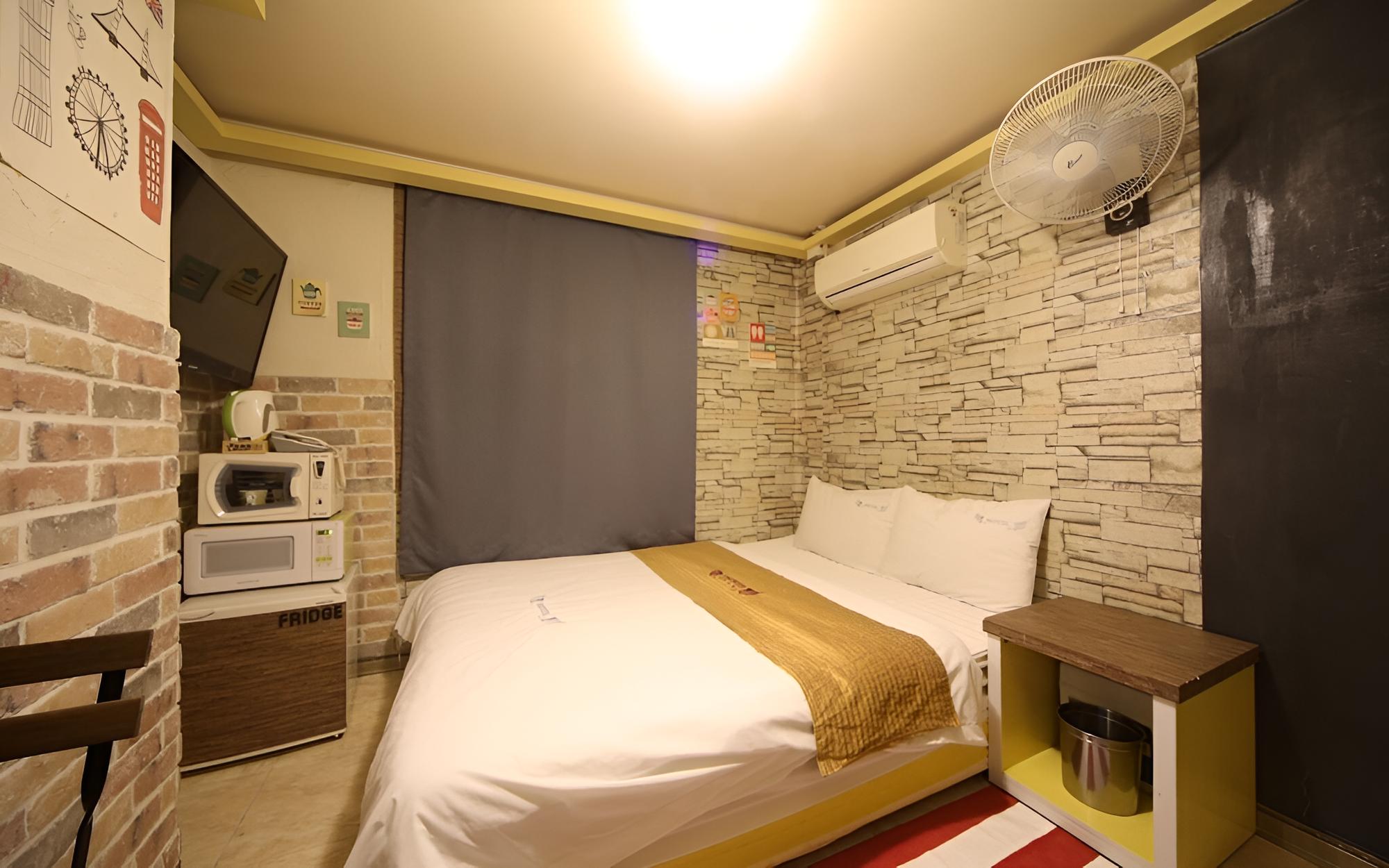 Room (Standard Room B (Netflix available)) photo 2
