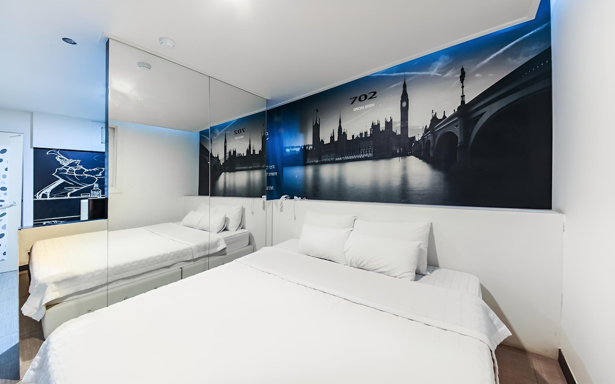 Room (Deluxe room (Netflix viewing - person)