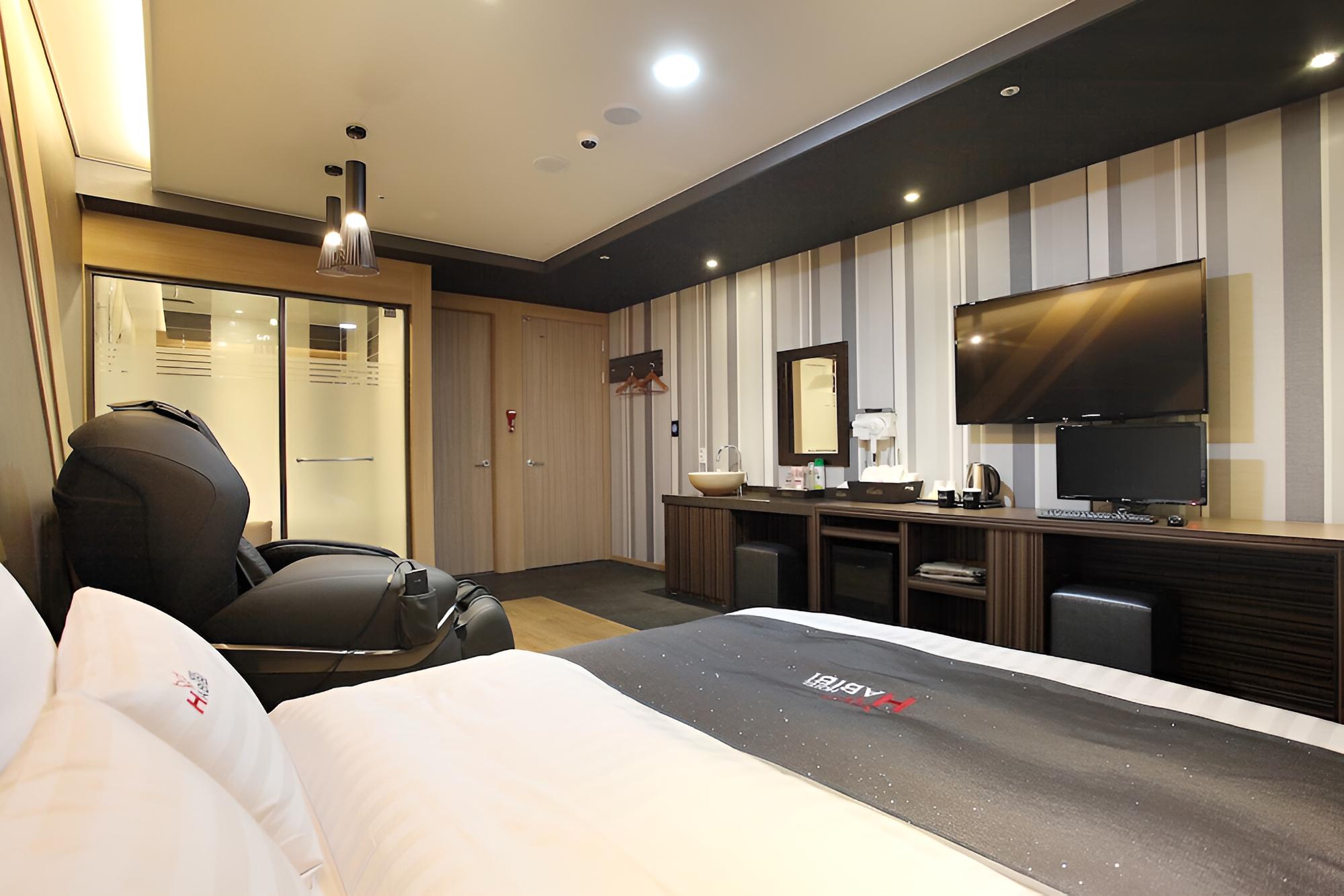Room (Deluxe + (Massage Chair))