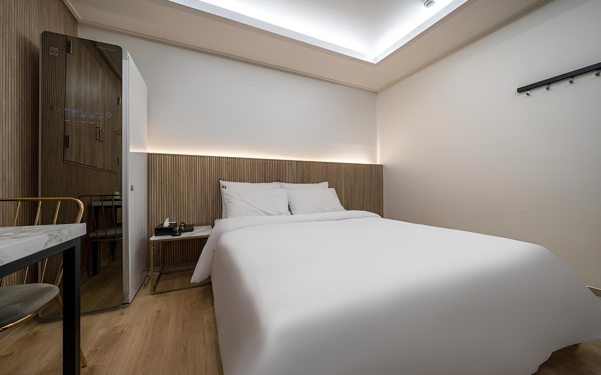 Room (Comfort Room (LG Styler Netflix Disne) photo 3