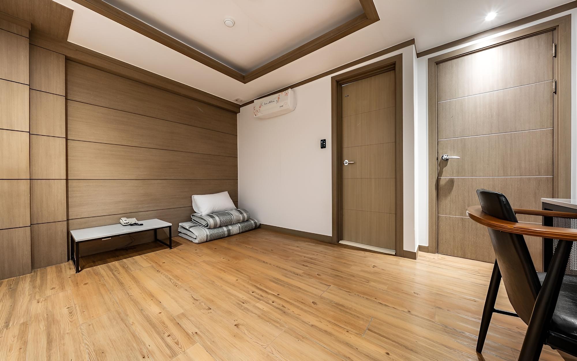 Room (Ondol Room)