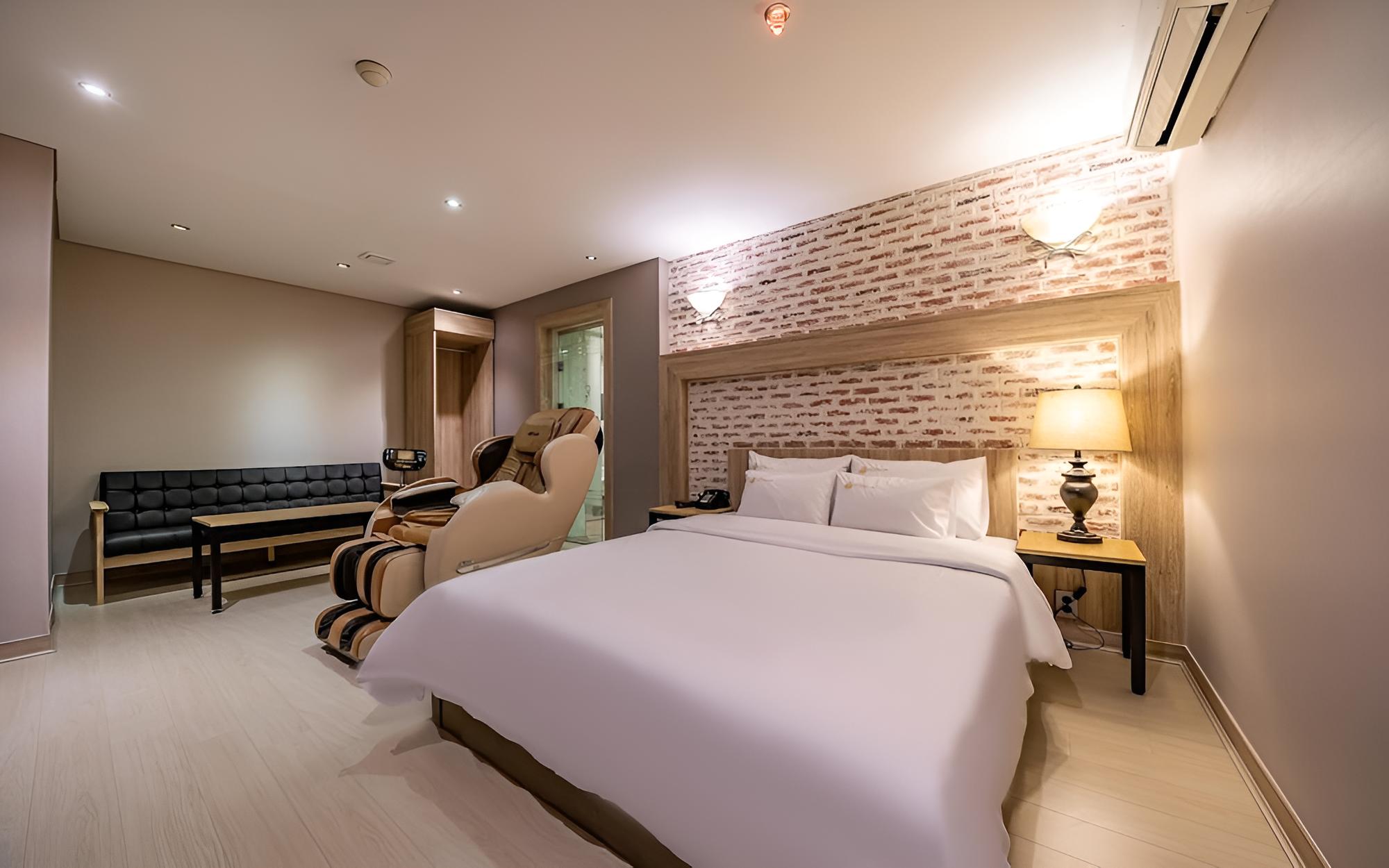 Room (VIP (Netflix styler available massage) - Photo 10