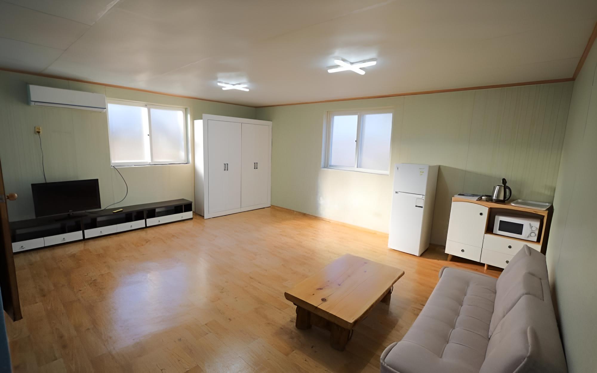 Room (Family Room) photo 3