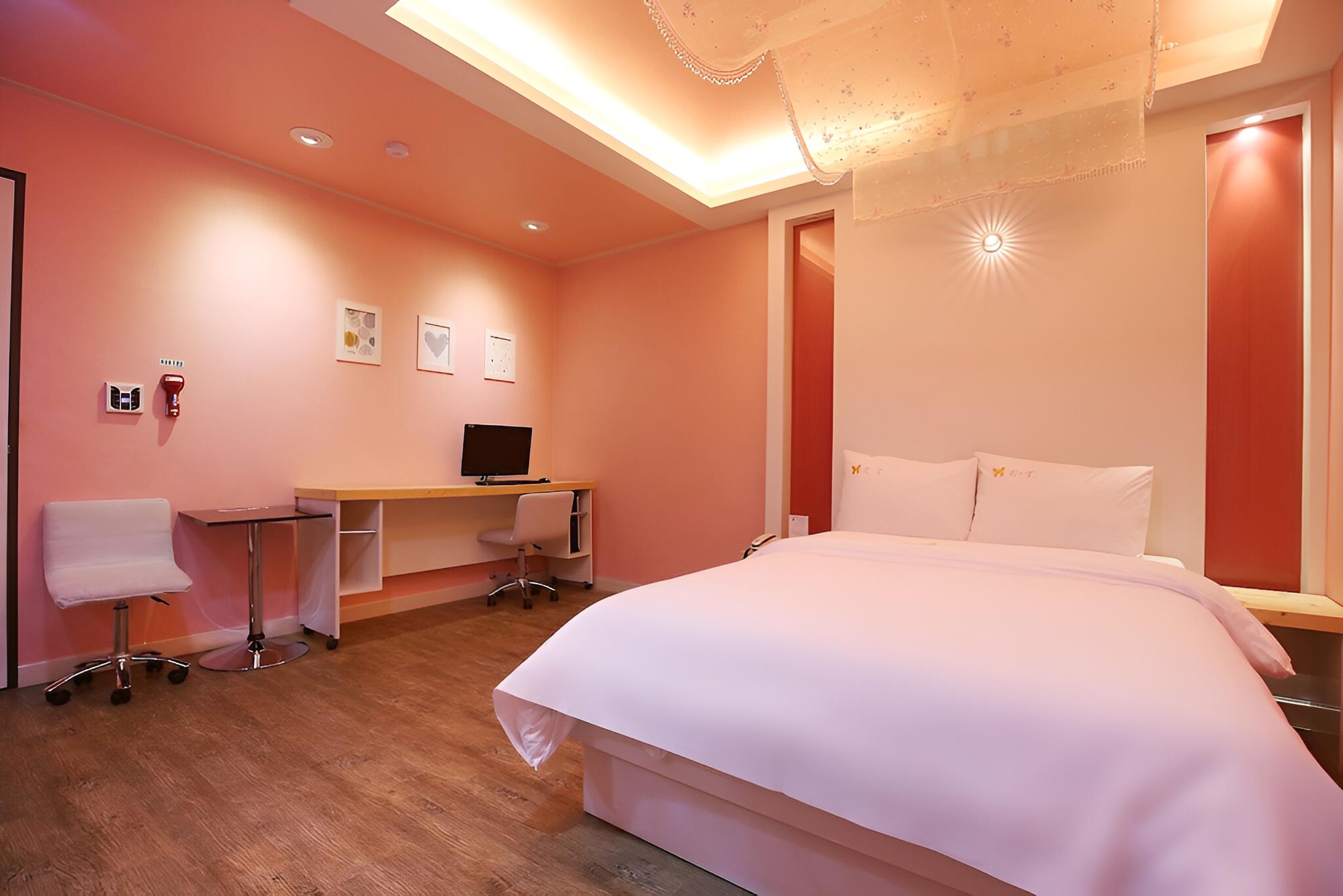 Room (Semi suite (net Netflix service YouTu) photo 3