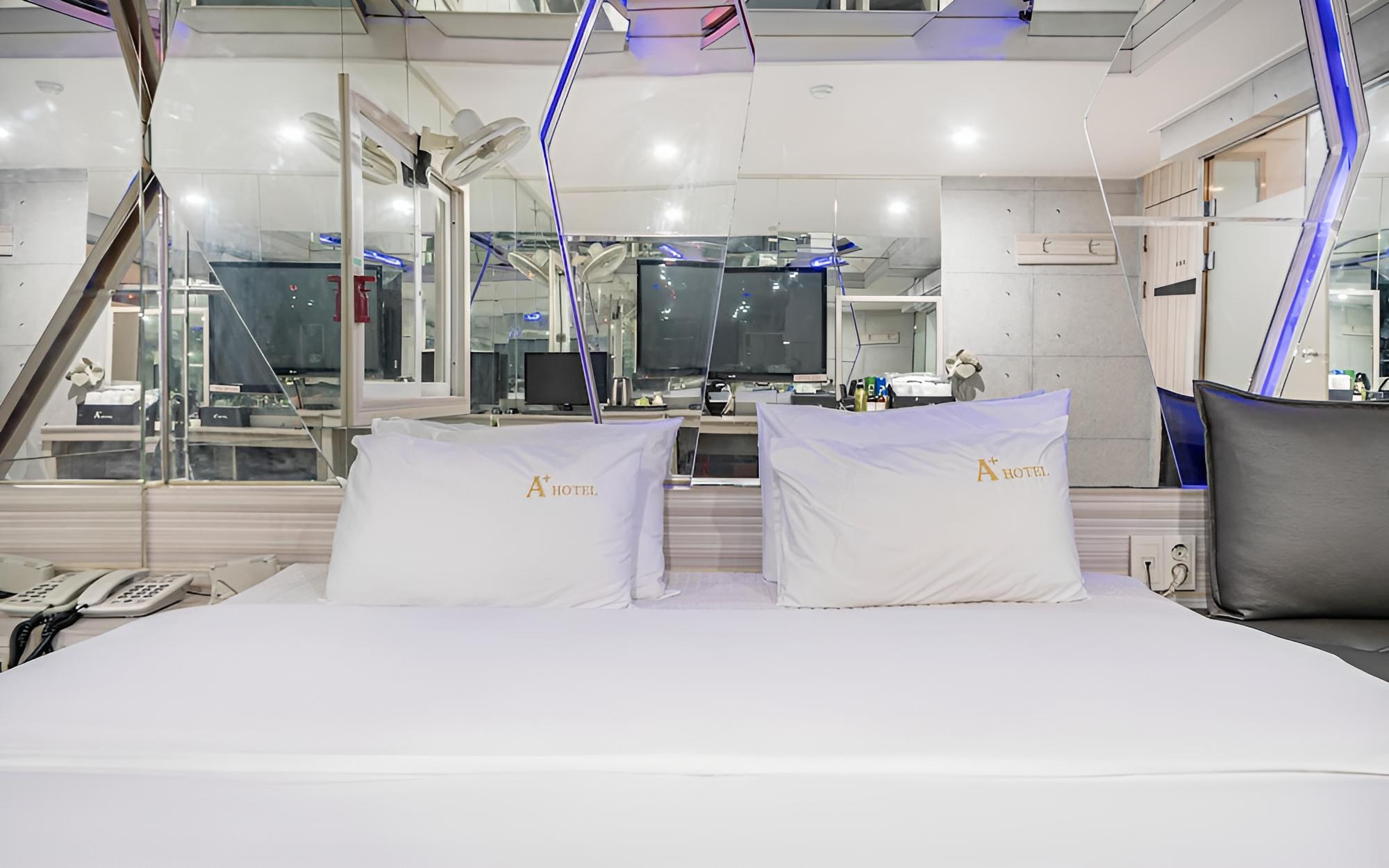 Room (Mirror Room (Netflix EV Charger Parki) photo 3